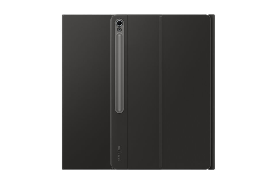 Czarne etui na tablet z pionowym wycięciem na aparat i logo \'SAMSUNG\' na dole. Etui ma prosty, elegancki design z trzema segmentami.