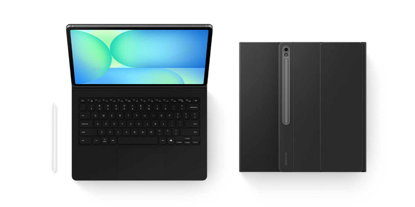 Widok z przodu Galaxy Tab S10 FE Plus z założonym etui Book Cover Keyboard i rysikiem S Pen umieszczonym obok. Z boku dwa zamknięte urządzenia z etui z klawiaturą ułożone jedno na drugim, przy czym jedno urządzenie jest skierowane do góry, a drugie do dołu. Na obrazie widoczny jest czarny tablet z klawiaturą oraz rysik. Obok znajduje się zamknięte etui z logo Samsung.