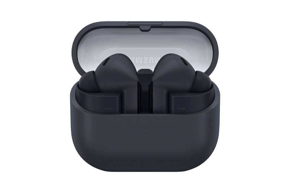 Galaxy Buds3 FE Czarne słuchawki dokanałowe umieszczone w otwartym etui ładującym. Na wewnętrznej stronie pokrywy widoczne jest logo \'SAMSUNG\'.