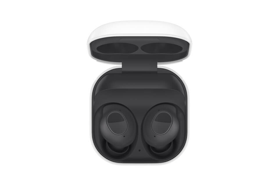 Galaxy Buds FE Czarne słuchawki dokanałowe umieszczone w otwartym etui ładującym o białej pokrywie. Etui ma miejsce na dwie słuchawki, które są widoczne z góry.