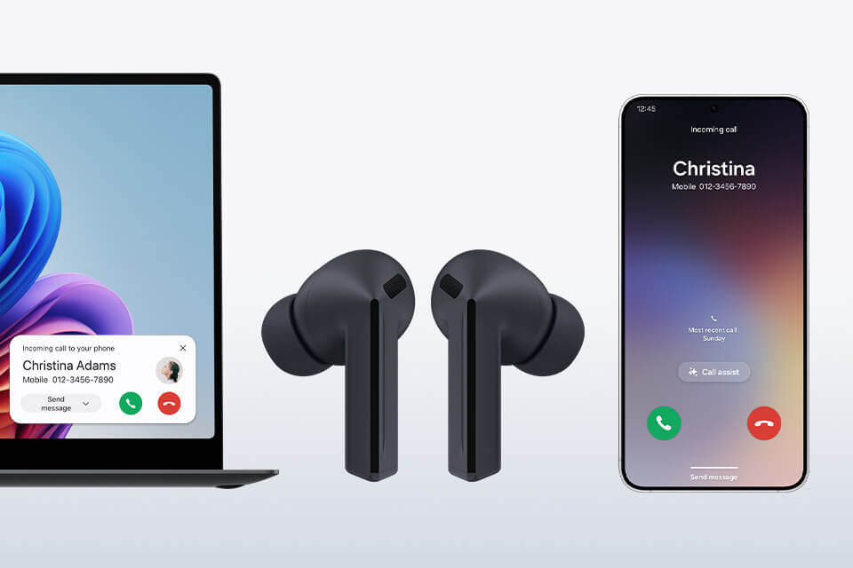 Od lewej do prawej: laptop Samsung Galaxy Book, słuchawki Galaxy Buds3 FE w kolorze czarnym i Samsung Galaxy S25. Połączenie z Samsunga Galaxy S25 pojawia się na ekranie laptopa Samsung Galaxy Book, z którym za pomocą funkcji automatycznego przełączania można połączyć słuchawki Galaxy Buds3 FE. Na obrazie widoczne są czarne słuchawki dokanałowe obok laptopa i smartfona. Na ekranie laptopa i smartfona wyświetlone jest powiadomienie o przychodzącym połączeniu od osoby o imieniu Christina Adams, numer telefonu 012-3456-7890.