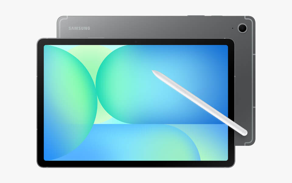 Galaxy Tab S10 FE Na obrazie widoczny jest tablet z wyświetlaczem pokazującym abstrakcyjną grafikę w odcieniach zieleni i niebieskiego. Obok tabletu znajduje się biały rysik, a na obudowie tabletu widnieje napis \'SAMSUNG\'.
