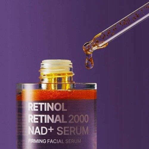 Na obrazie widoczna jest butelka z napisem \'RETINOL RETINAL 2000 NAD+ SERUM FIRMING FACIAL SERUM\', z której pipeta nabiera pomarańczowy płyn. Tło jest fioletowe.