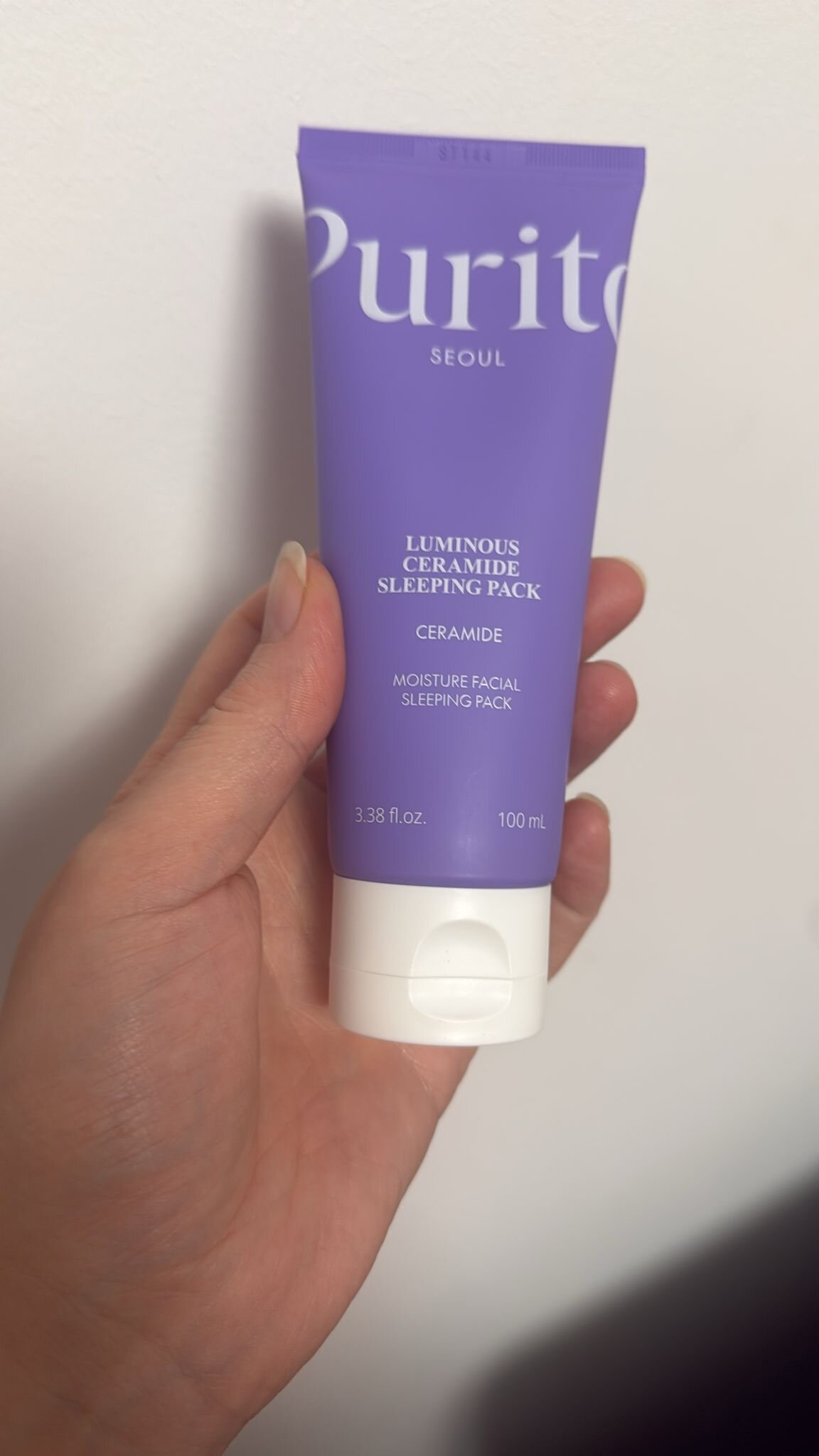 Fioletowa tubka z białym napisem \'Purito Seoul Luminous Ceramide Sleeping Pack Ceramide Moisture Facial Sleeping Pack\'. Pojemność 100 ml, 3.38 fl. oz.