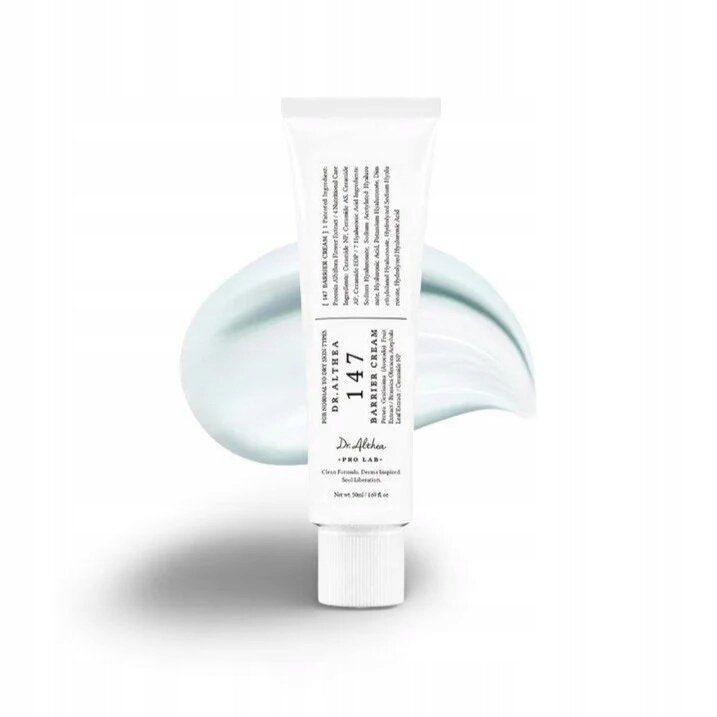 Na obrazie widoczna jest tubka kremu z napisem \'Dr. Althea 147 Barrier Cream\' oraz rozmazany krem w tle. Tubka jest biała z czarnym tekstem, a krem ma jasnoniebieski odcień.