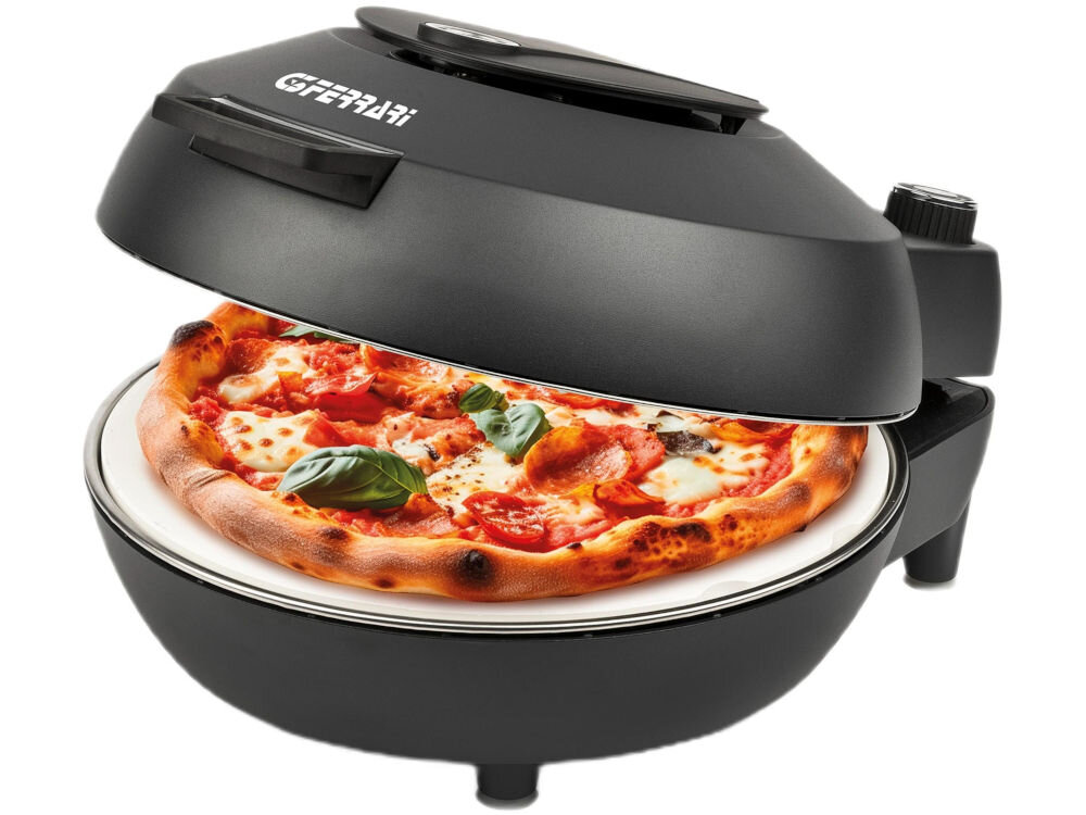 Czarny piec do pizzy z otwartą pokrywą, w środku znajduje się pizza z widocznymi składnikami. Na pokrywie widoczne jest logo \'G3FERRARI\'.