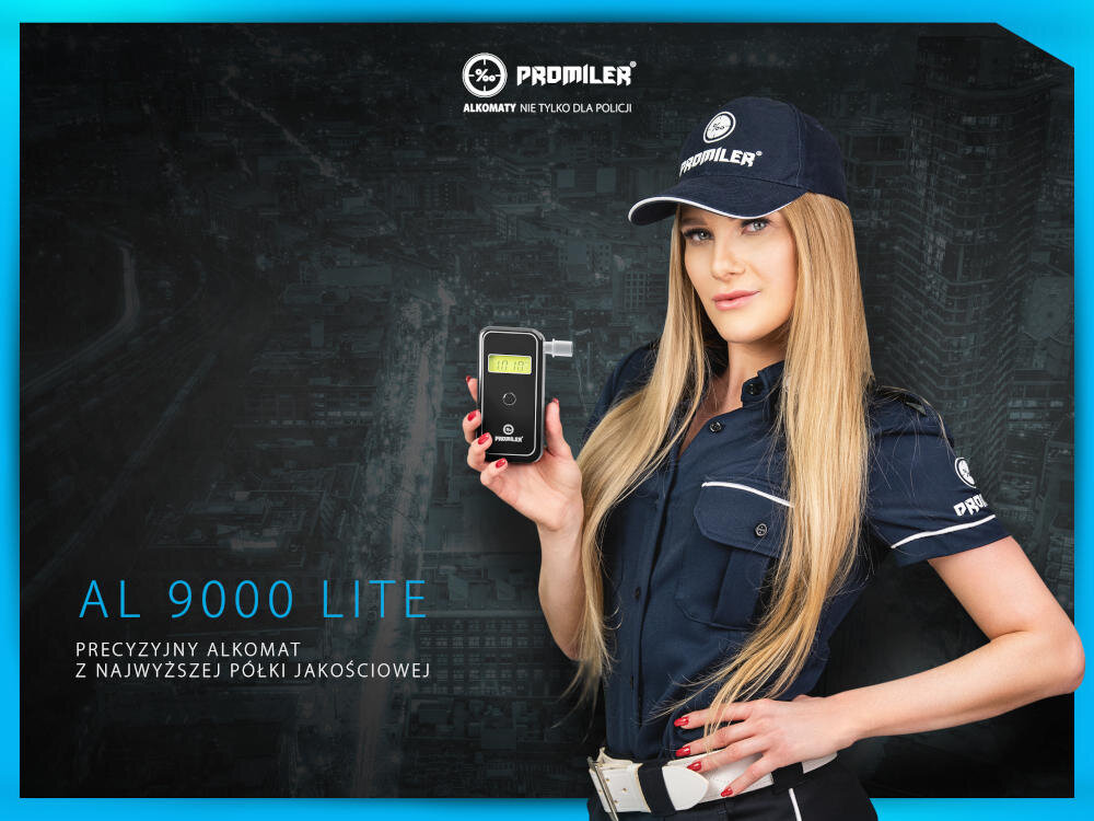 Osoba w ciemnym stroju trzyma alkomat z wyświetlaczem. Na obrazie widoczny jest tekst: \'PROMILER\', \'ALKOMAT NIE TYLKO DLA POLICJI\', \'AL 9000 LITE\', \'PRECYZYJNY ALKOMAT Z NAJWYŻSZEJ PÓŁKI JAKOŚCIOWEJ\'.