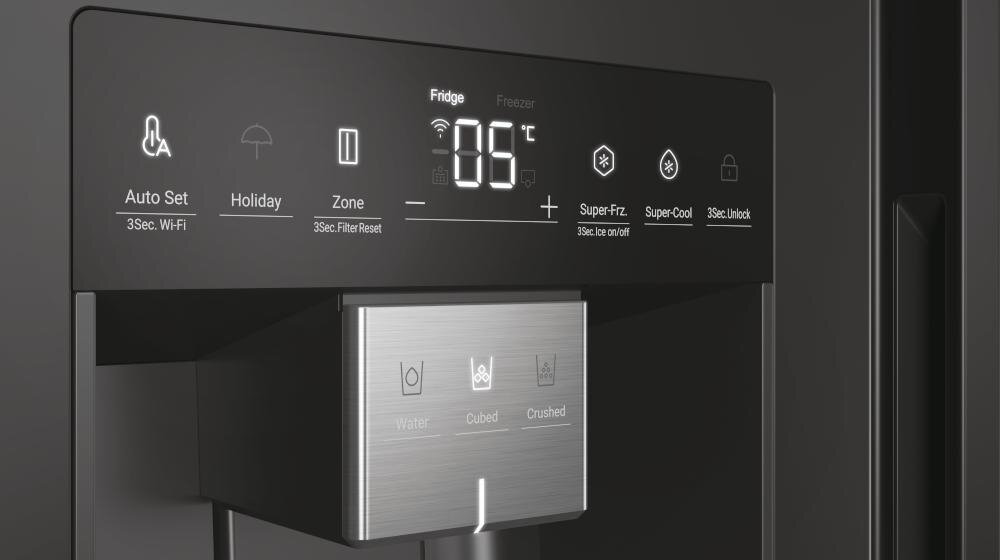 Panel sterowania lodówki z wyświetlaczem temperatury i ikonami funkcji, takimi jak Auto Set, Holiday, Zone, Super Frz., Super-Cool. Poniżej znajduje się dozownik z opcjami Water, Cubed, Crushed.