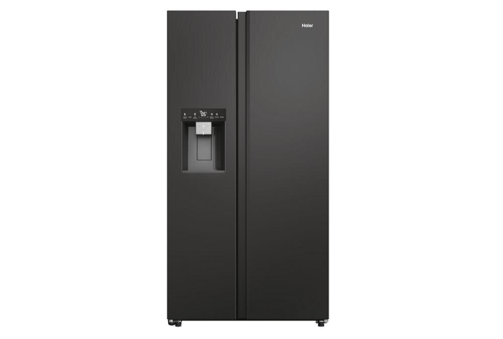 Czarna lodówka Side by Side z panelem sterowania i dystrybutorem wody na drzwiach. Na górze widoczne jest logo \'Haier\'.