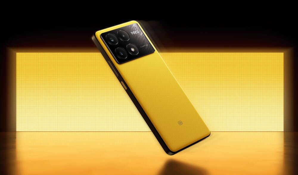 Smartfon w kolorze żółtym z dużym modułem aparatu z czterema obiektywami i napisem \'POCO\'. Tło jest jasne, w odcieniach żółci i pomarańczu.