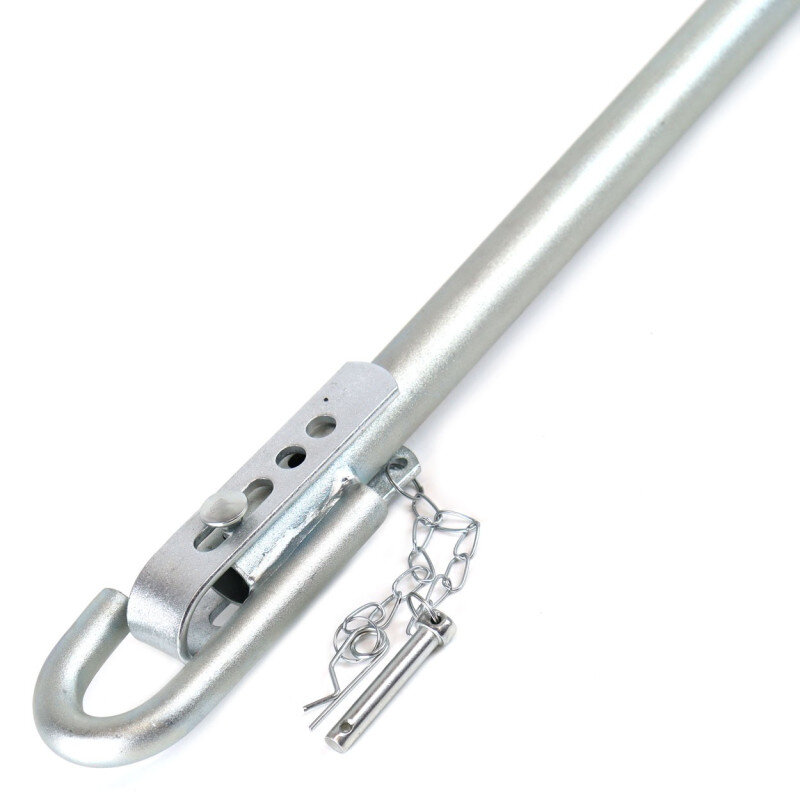 Metalowy hol sztywny z hakiem i mechanizmem blokującym, wyposażony w łańcuszek z zawleczką. Produkt wykonany z metalu o srebrnym wykończeniu.