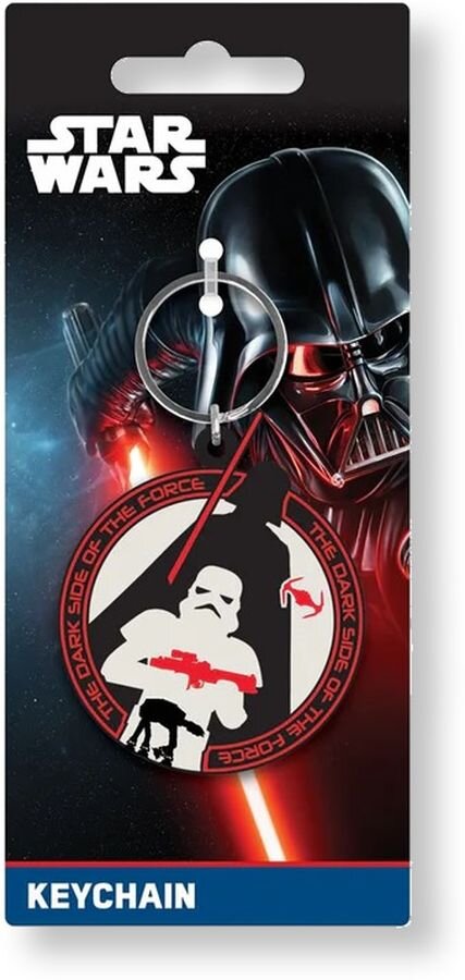 Obraz przedstawia brelok gumowy z motywem Star Wars, z postacią w białym stroju i czerwonymi elementami na tle czarnego okręgu. W tle widoczna jest postać w czarnym hełmie, a na górze napis \'STAR WARS\'.