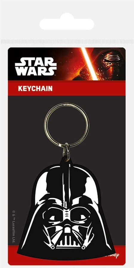 Gumowy brelok w kształcie hełmu postaci z Gwiezdnych Wojen, zawieszony na metalowym kółku. Na opakowaniu widnieje napis \'STAR WARS\' oraz \'KEYCHAIN\'.