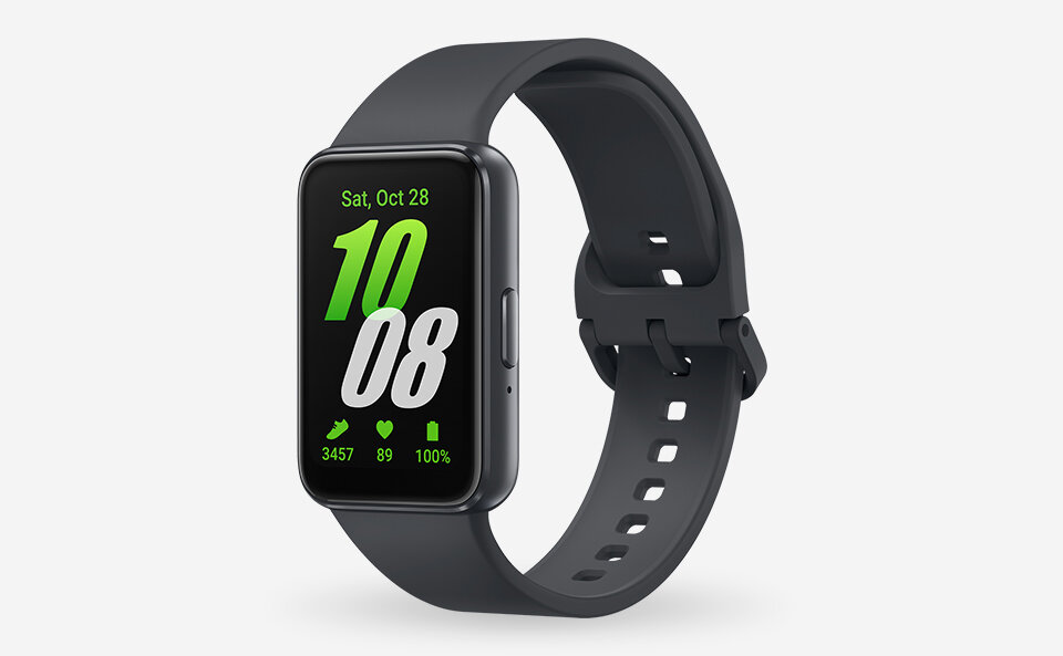 Smartwatch z czarnym paskiem i wyświetlaczem pokazującym datę \'Sat, Oct 28\' oraz liczby \'10 08\'. Na ekranie widoczne są także ikony kroków, tętna i baterii z wartościami \'3457\', \'89\', \'100%\'.
