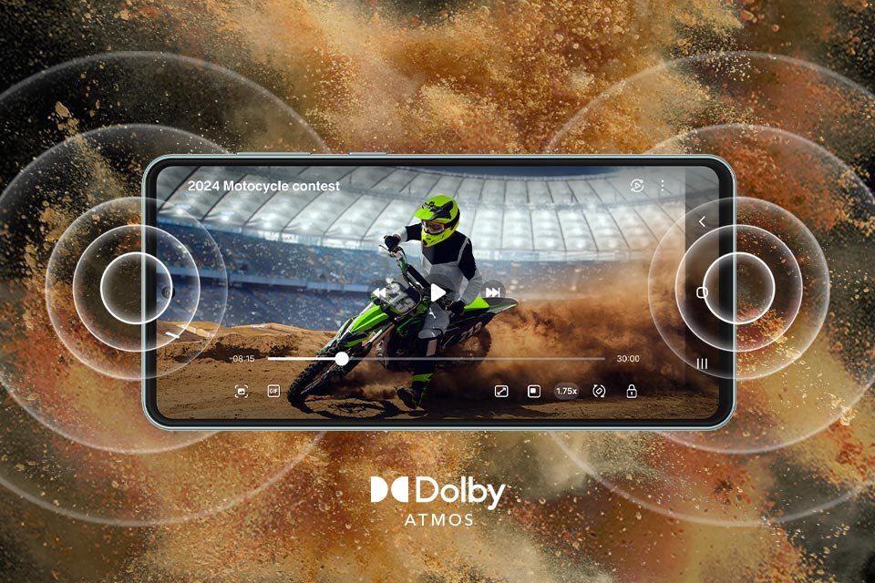 Obraz przedstawia smartfon z wyświetlonym filmem motocrossowym, na którym widać motocyklistę na torze. Na dole ekranu widnieje napis \'Dolby Atmos\'.