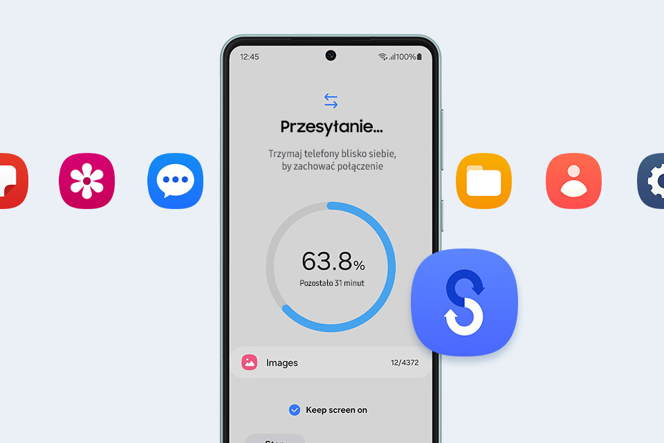 Ekran smartfona pokazuje proces przesyłania danych z informacją \'Przesyłanie... Trzymaj telefony blisko siebie, by zachować połączenie\'. Widoczny jest wskaźnik postępu na poziomie 63.8% oraz czas pozostały 31 minut.