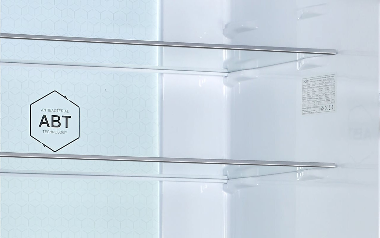 Wnętrze lodówki z półkami i oznaczeniem \'ANTIBACTERIAL ABT TECHNOLOGY\'.