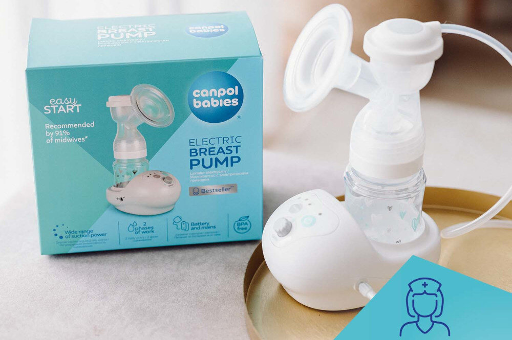 Na zdjęciu znajduje się elektryczny laktator oraz jego opakowanie z napisem \'canpol babies ELECTRIC BREAST PUMP\'. Obok laktatora widoczna jest niebieska ikona przedstawiająca pielęgniarkę.