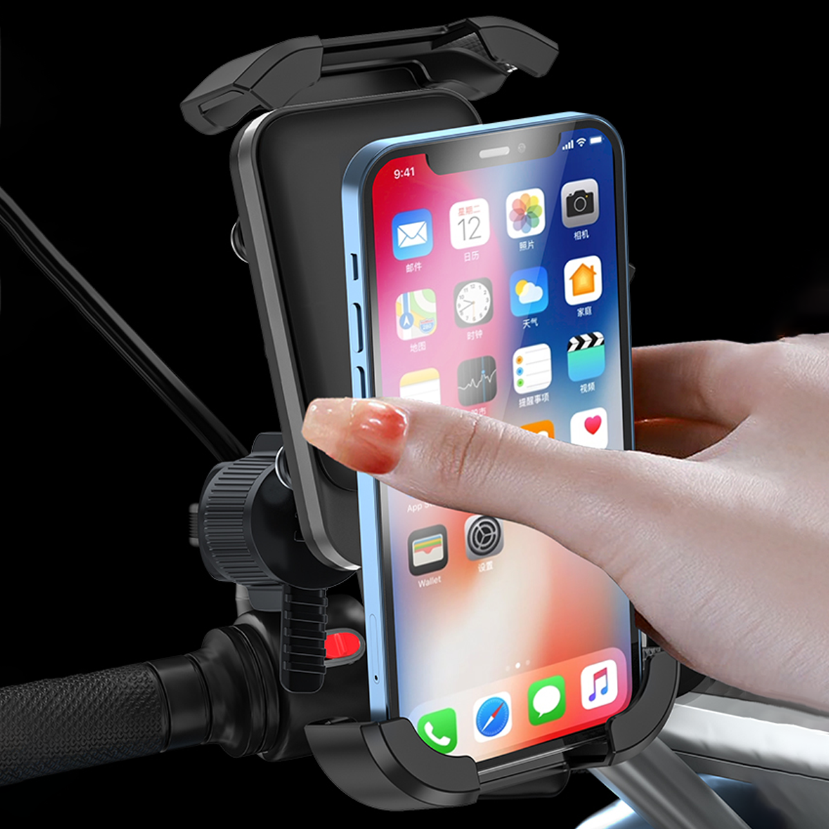 Uchwyt rowerowy na telefon zamontowany na kierownicy, z telefonem w środku i dłonią dotykającą ekran. Telefon wyświetla ekran główny z ikonami aplikacji.