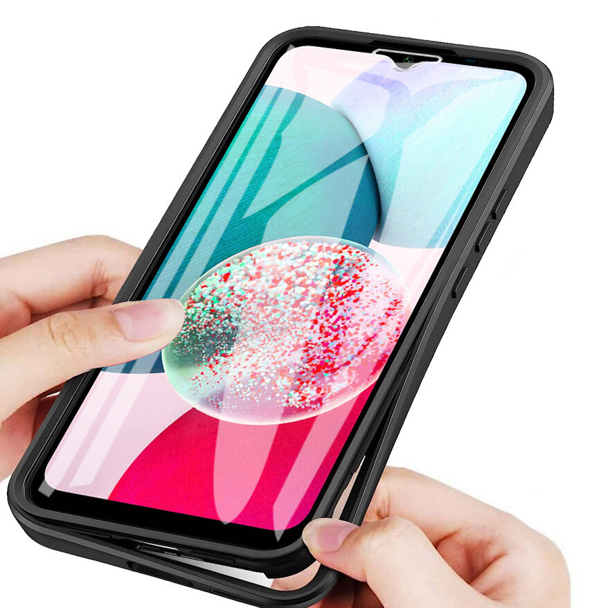Osoba trzyma telefon w czarnym etui pancernym, na ekranie widoczny jest kolorowy wzór z kółkiem wypełnionym czerwonymi i zielonymi drobinkami.