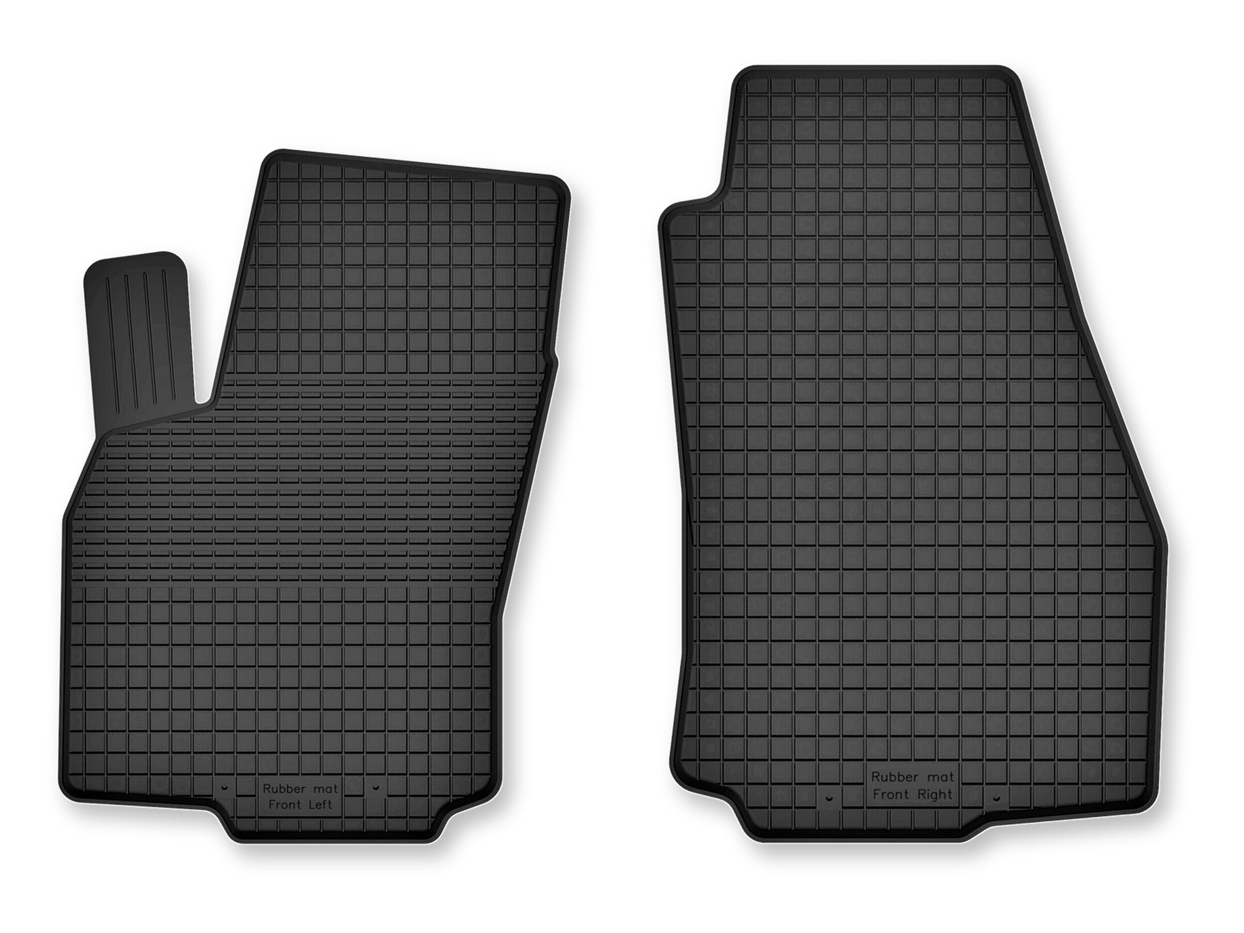 Dwa czarne gumowe dywaniki samochodowe o korytkowej strukturze, z napisem \'Rubber mat Front Left\' i \'Rubber mat Front Right\'.