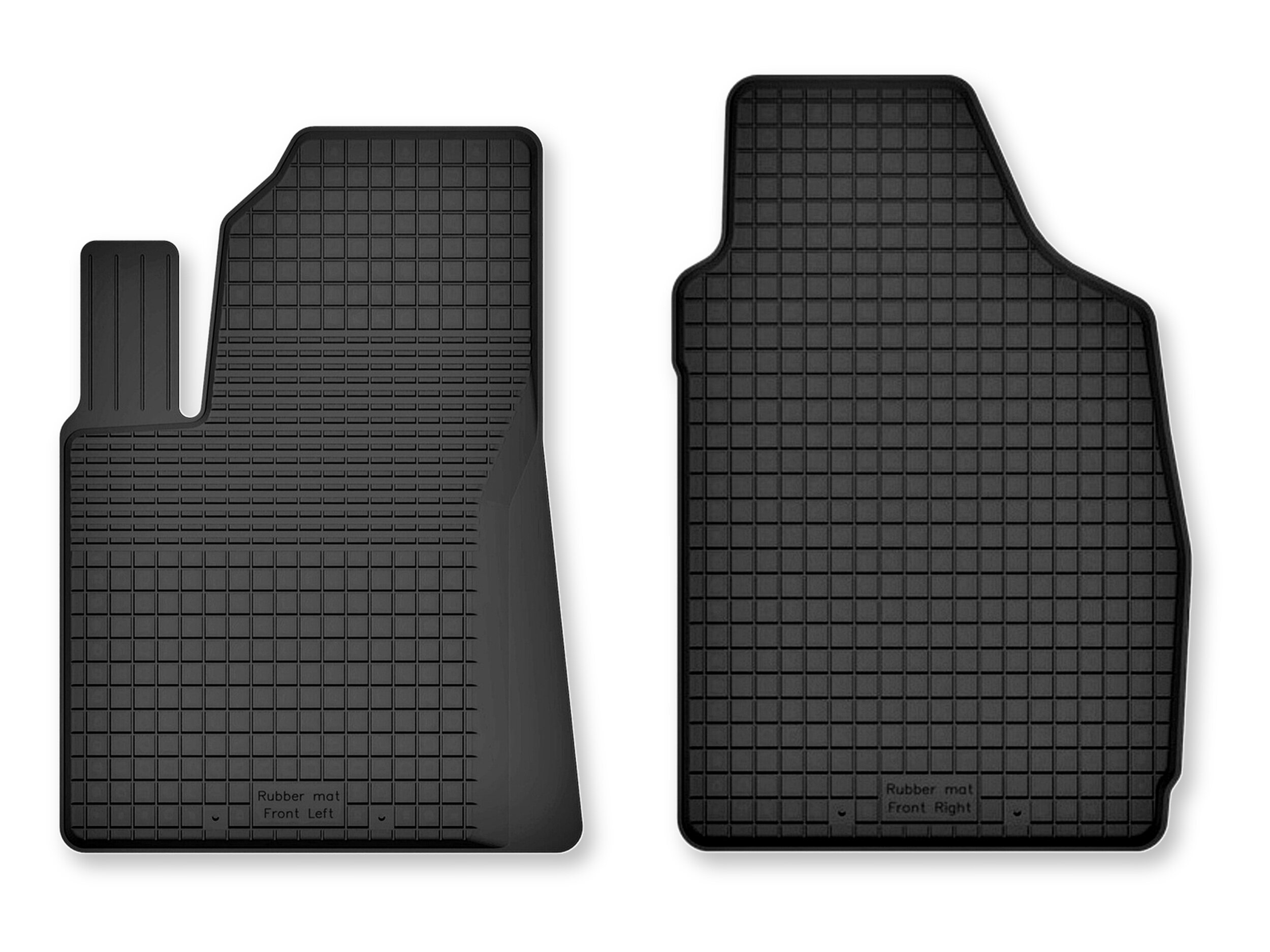 Dwa czarne gumowe dywaniki samochodowe o korytkowej strukturze, z widocznymi napisami \'Rubber mat Front Left\' i \'Rubber mat Front Right\'.