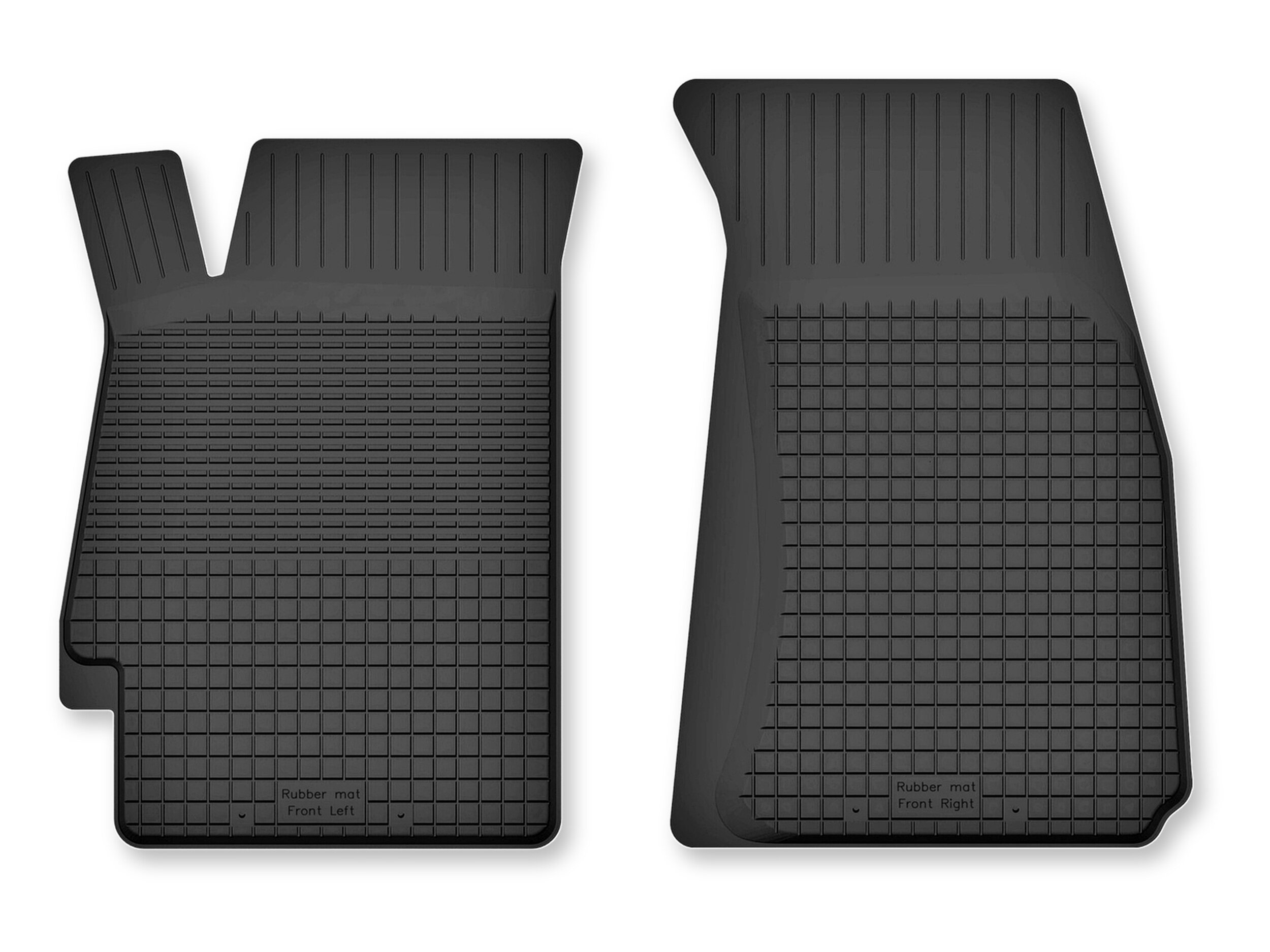 Dwa czarne gumowe dywaniki samochodowe o korytkowej strukturze, z widocznym tekstem \'Rubber mat Front Left\' i \'Rubber mat Front Right\'.