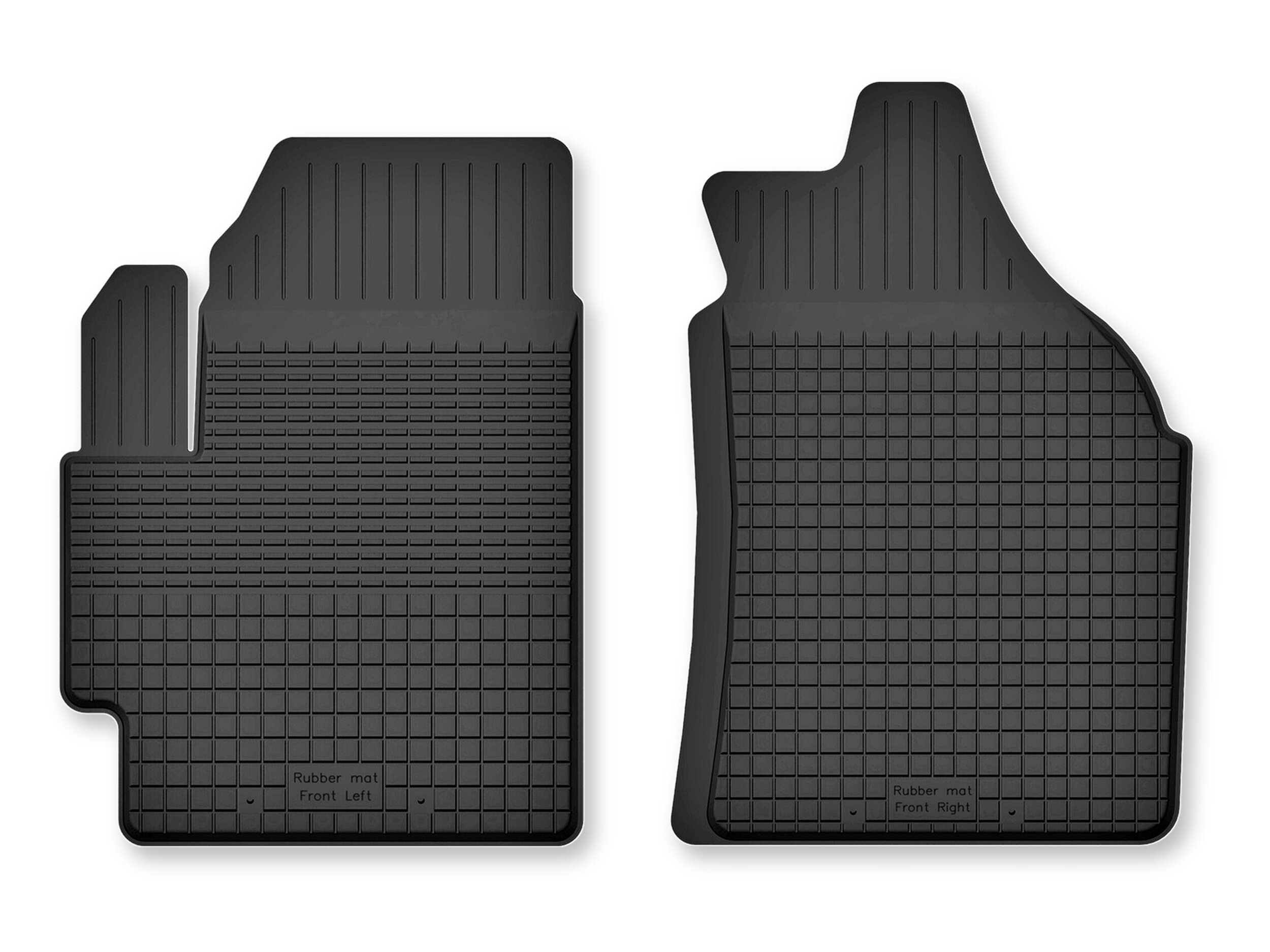 Dwa czarne gumowe dywaniki samochodowe o korytkowej strukturze, z napisami \'Rubber mat Front Left\' i \'Rubber mat Front Right\'.