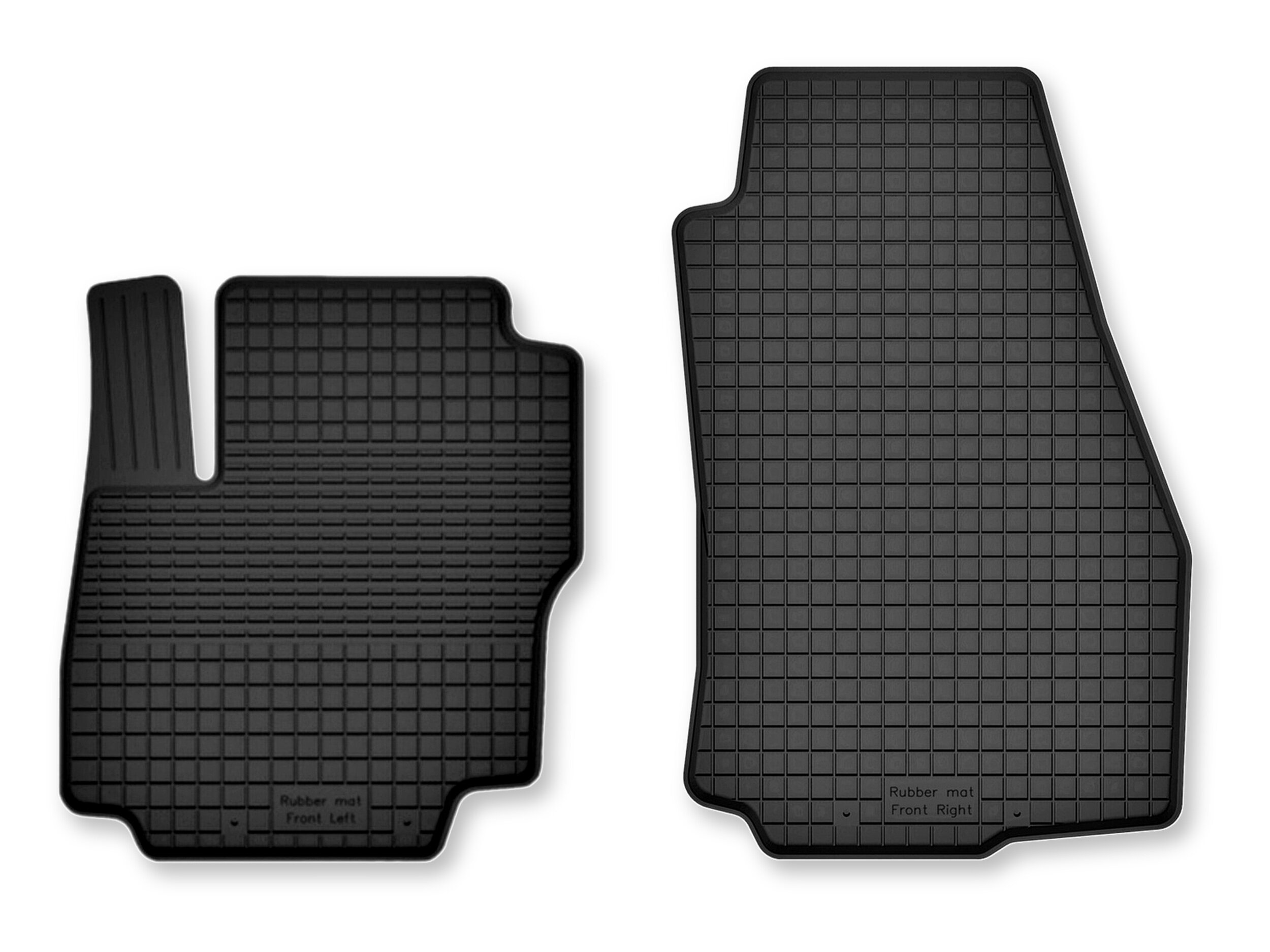 Na obrazie widoczne są dwa czarne gumowe dywaniki samochodowe o korytkowej strukturze. Na każdym z nich znajduje się napis: \'Rubber mat front Left\' i \'Rubber mat Front Right\'.