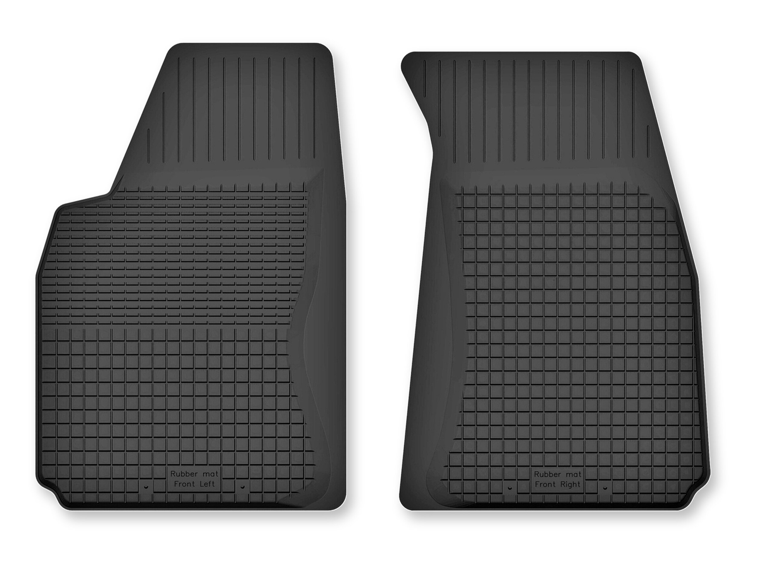 Dwa czarne gumowe dywaniki samochodowe o korytkowej strukturze, z oznaczeniami \'Rubber mat Front Left\' i \'Rubber mat Front Right\'.