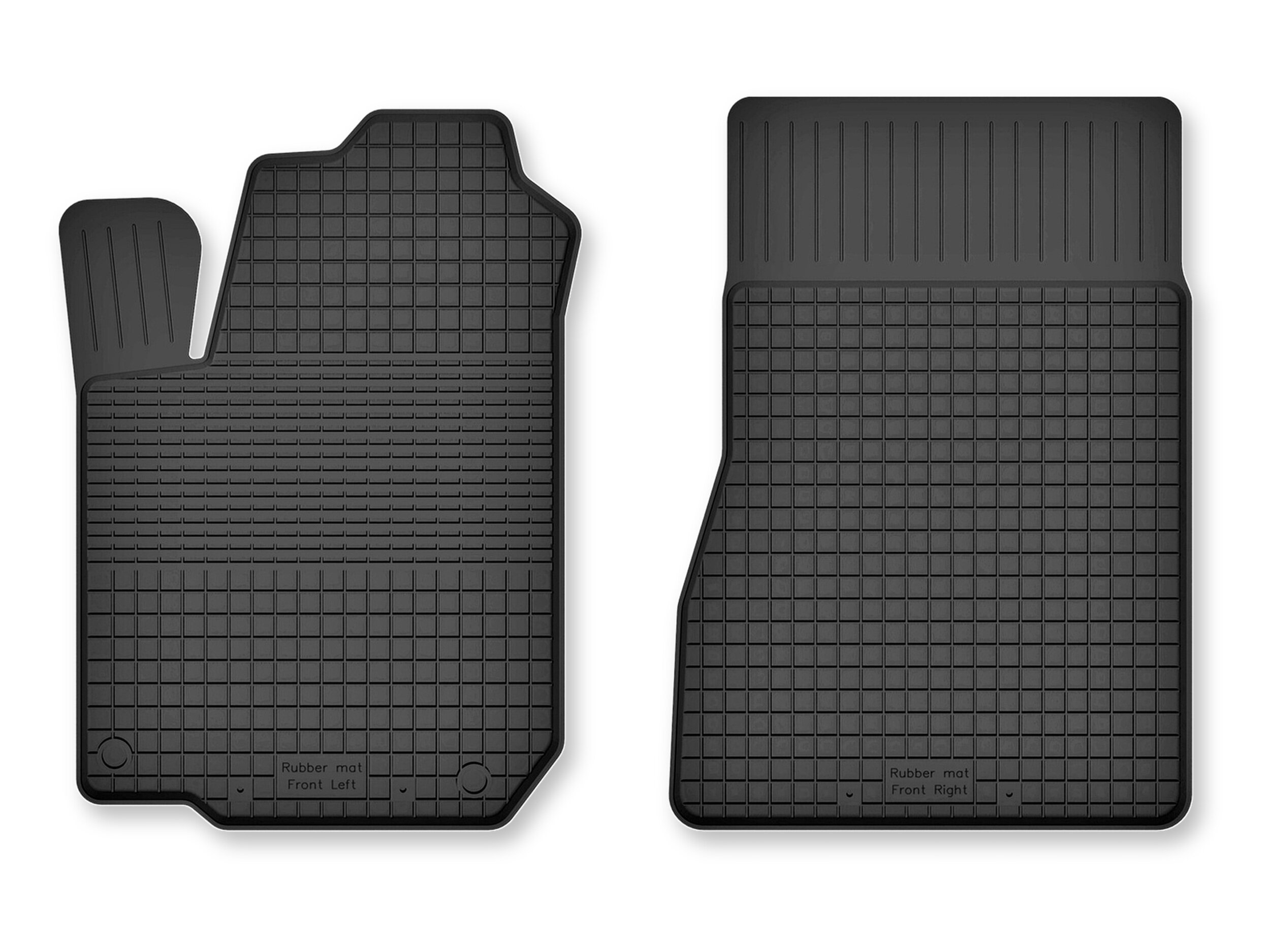 Dwa czarne gumowe dywaniki samochodowe o korytkowej strukturze, z napisami \'Rubber mat Front Left\' i \'Rubber mat Front Right\'.
