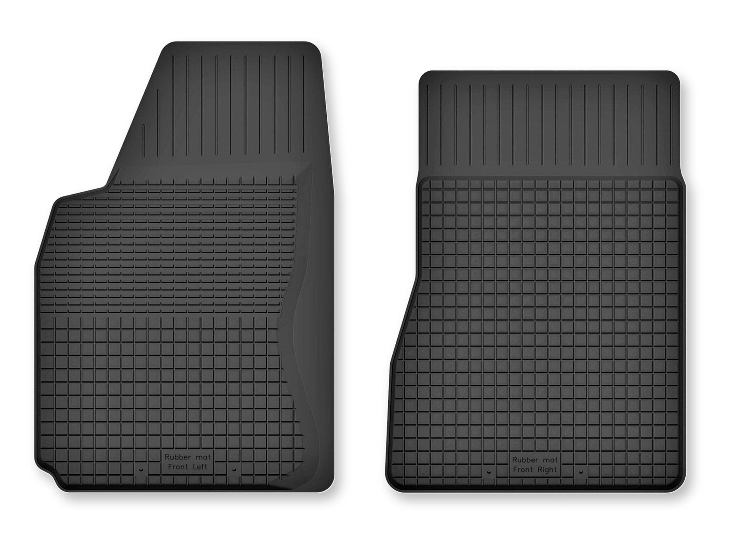 Dwa czarne gumowe dywaniki samochodowe o korytkowej strukturze, z oznaczeniami \'Rubber mat Front Left\' i \'Rubber mat Front Right\'.