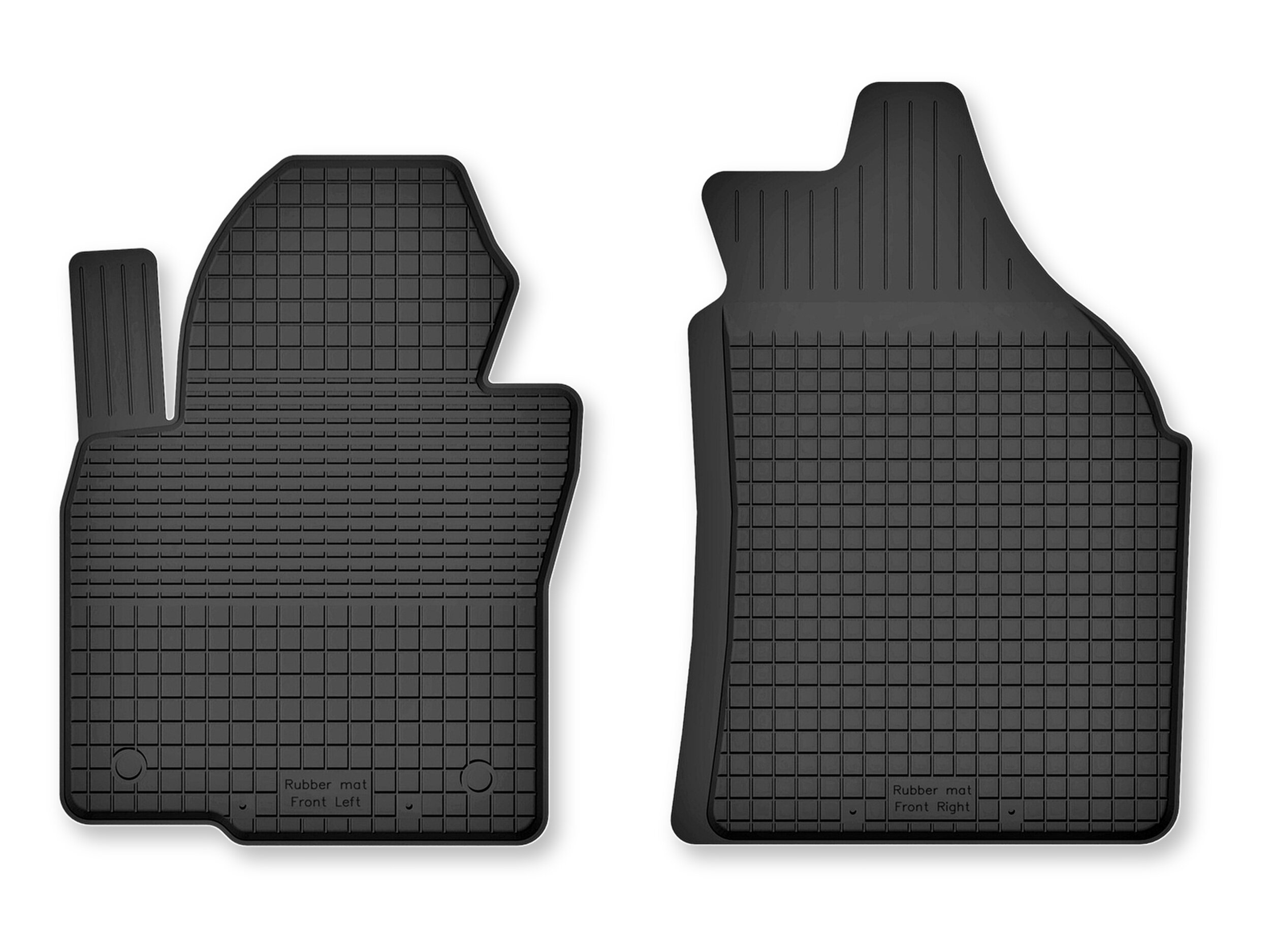 Na obrazie widoczne są dwa czarne gumowe dywaniki samochodowe o korytkowej strukturze. Na każdym z nich znajduje się napis: \'Rubber mat Front Left\' i \'Rubber mat Front Right\'.