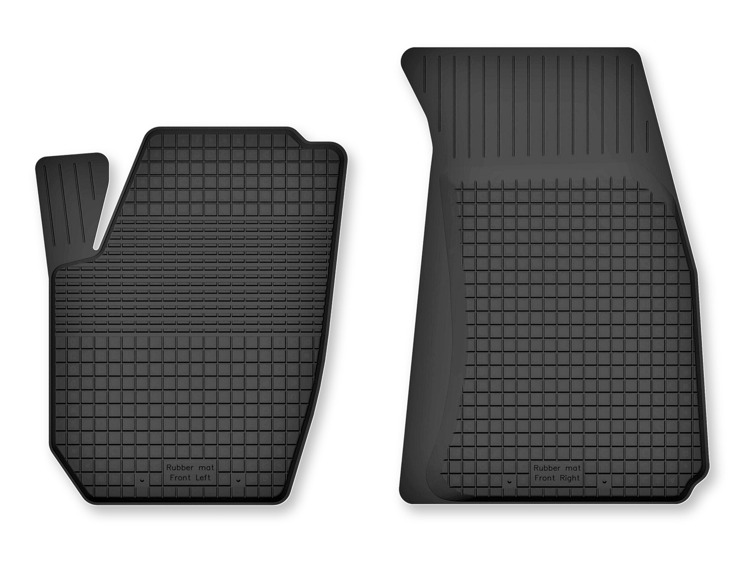 Na obrazie widoczne są dwa czarne gumowe dywaniki samochodowe o korytkowej strukturze. Na każdym z nich znajduje się napis: \'Rubber mat front Left\' i \'Rubber mat front Right\'.