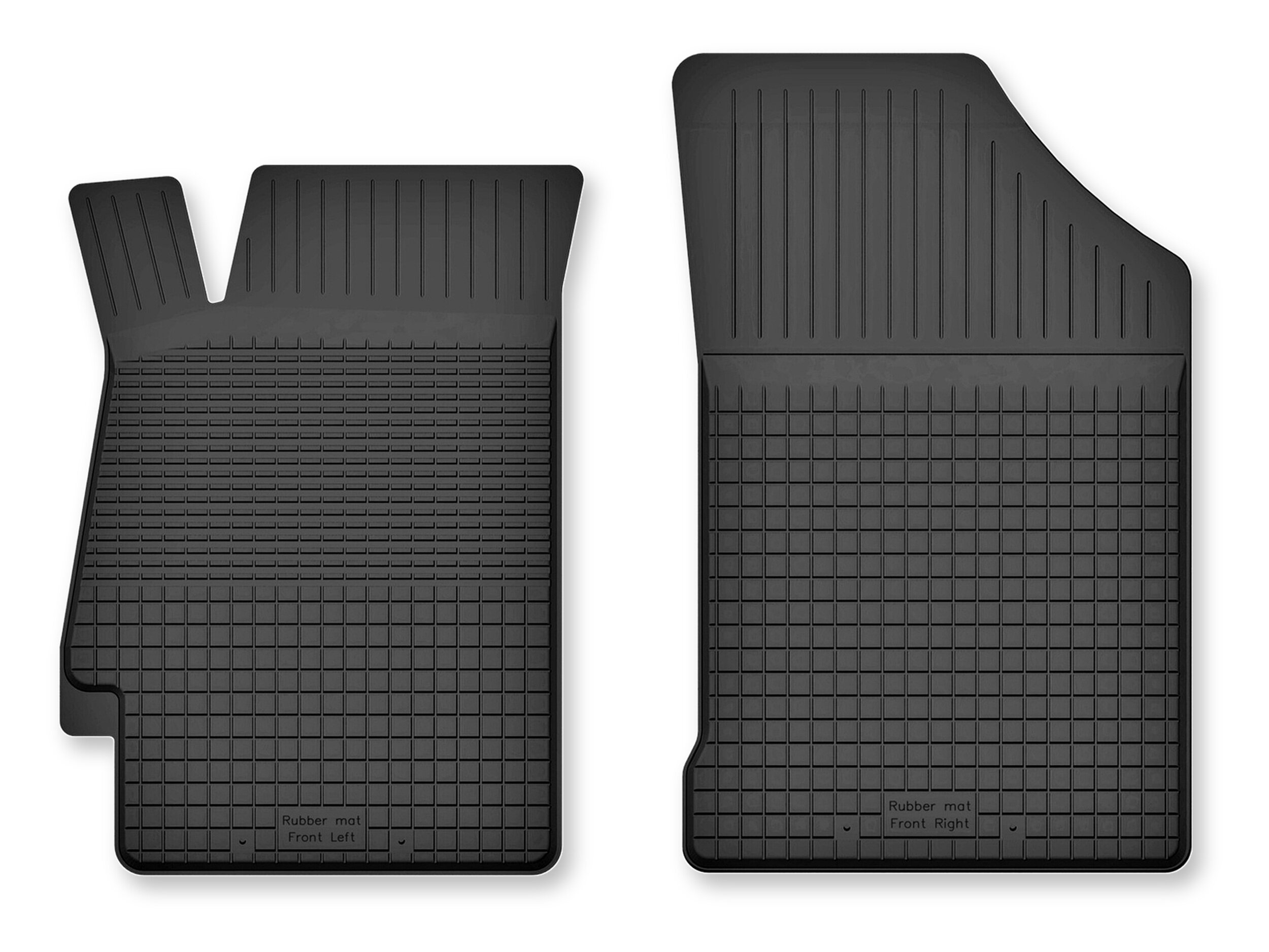 Dwa czarne gumowe dywaniki samochodowe o prostokątnym kształcie z teksturą kratki. Na każdym z nich widoczny jest napis: \'Rubber mat Front Left\' i \'Rubber mat Front Right\'.