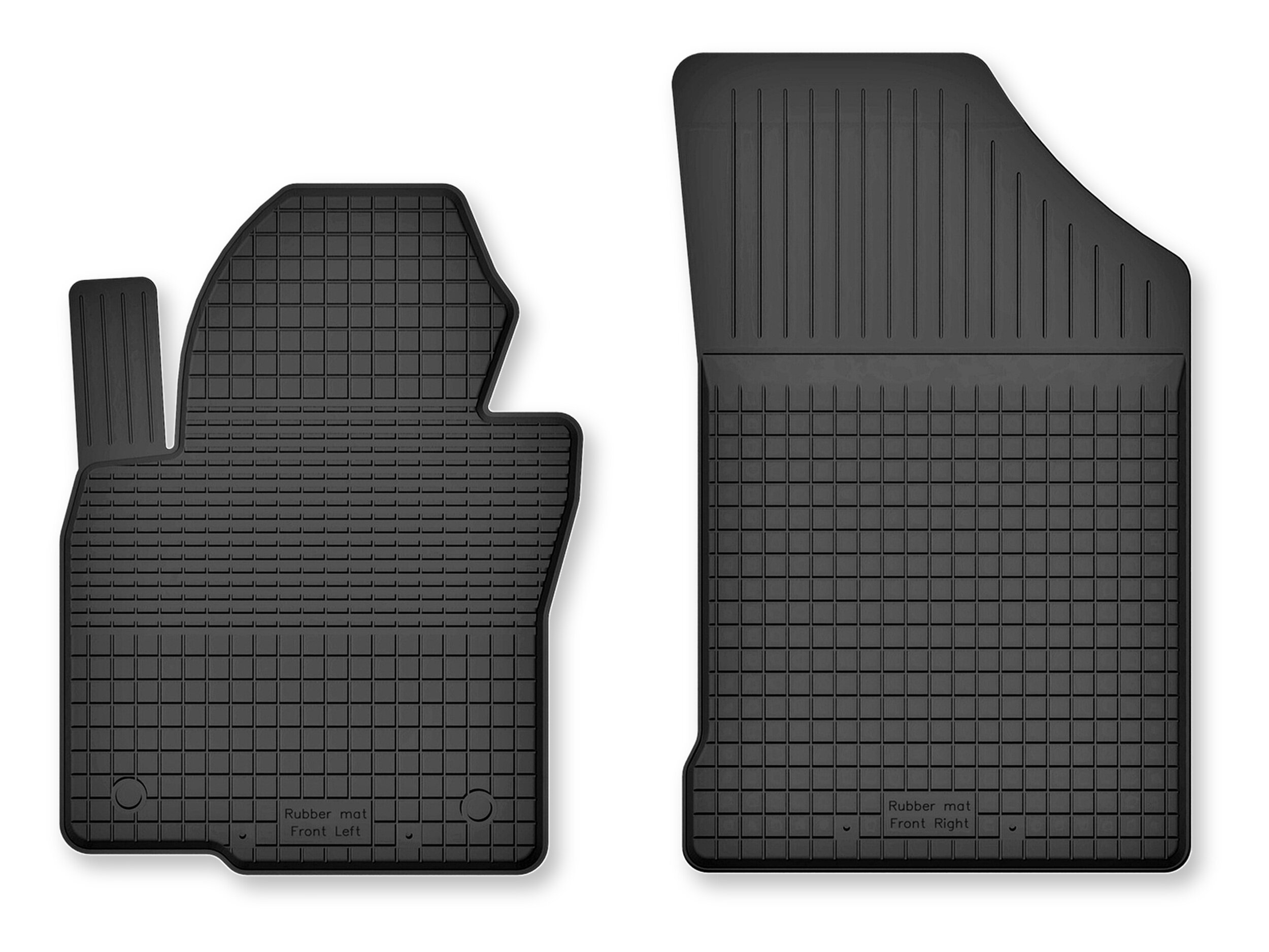 Dwa czarne gumowe dywaniki samochodowe o korytkowej strukturze, z oznaczeniami \'Rubber mat Front Left\' i \'Rubber mat Front Right\'.