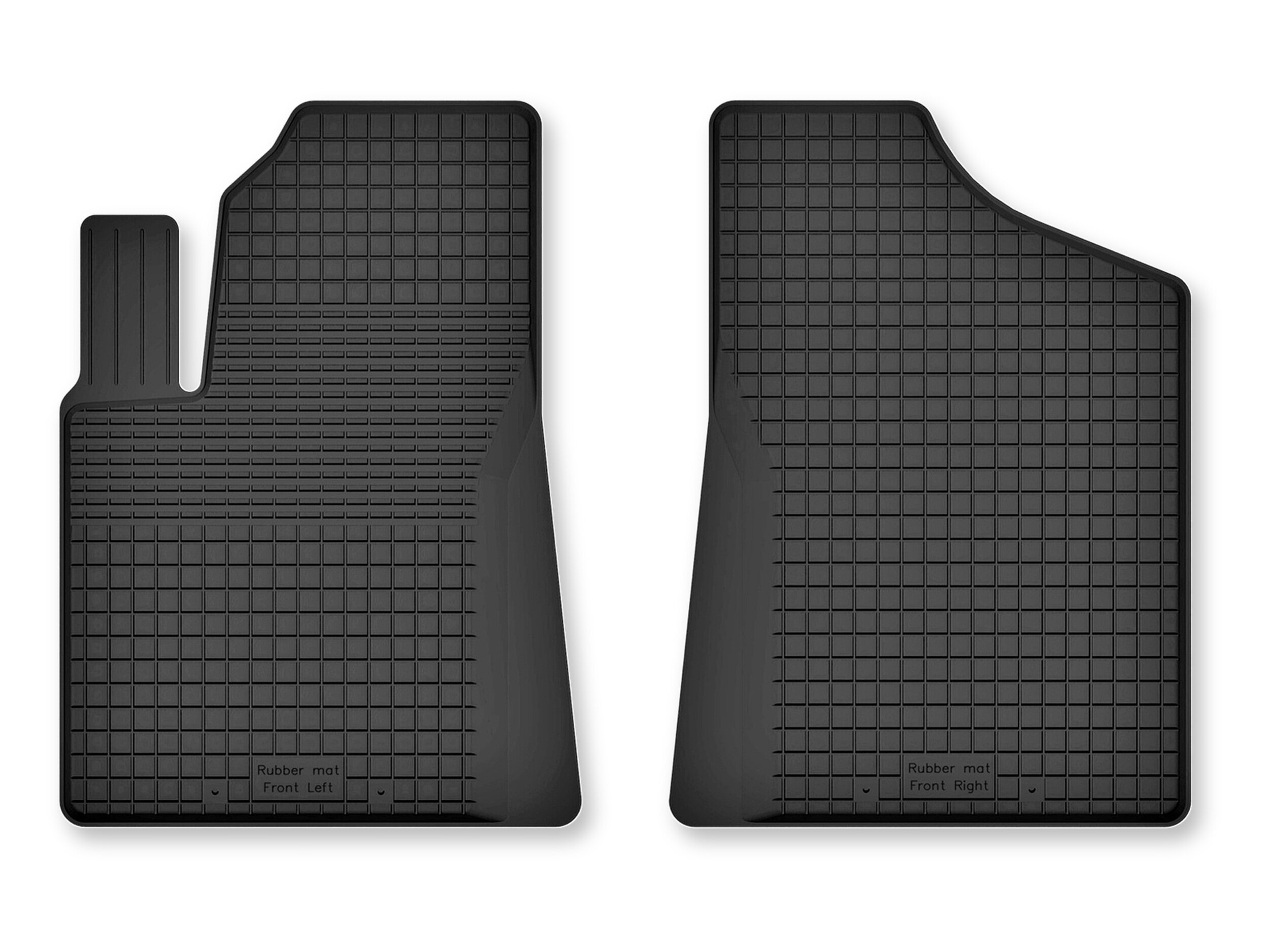 Dwa czarne gumowe dywaniki samochodowe o korytkowej strukturze, z oznaczeniami \'Rubber mat front left\' i \'Rubber mat front right\'.