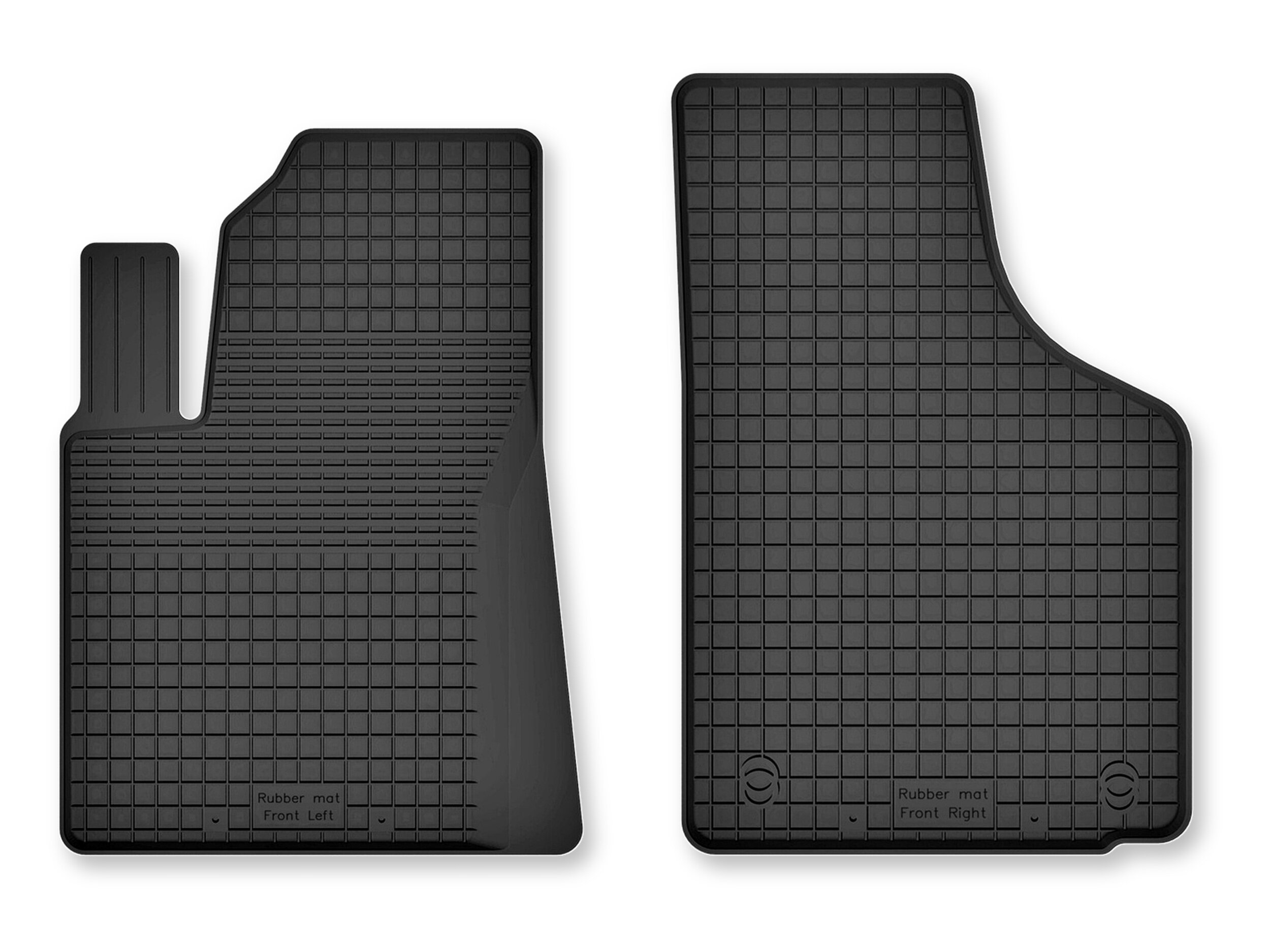 Dwa czarne gumowe dywaniki samochodowe o korytkowej strukturze, z napisami \'Rubber mat Front Left\' i \'Rubber mat Front Right\'.