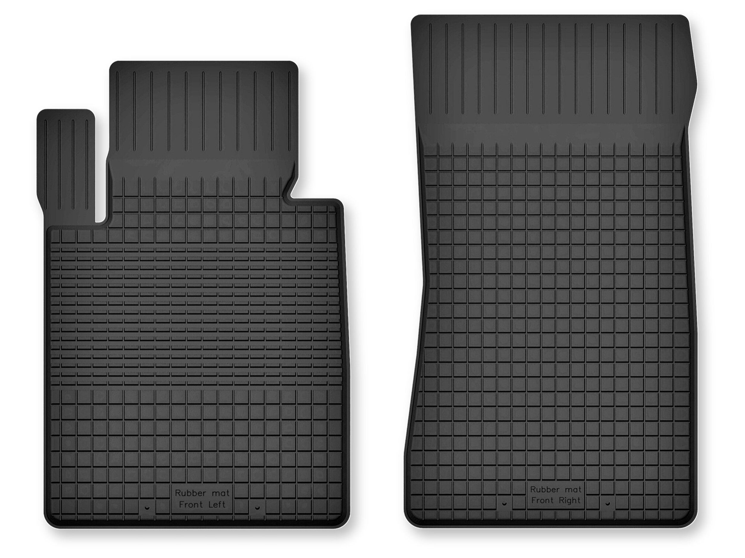 Dwa czarne gumowe dywaniki samochodowe o korytkowej strukturze, z napisami \'Rubber mat Front Left\' i \'Rubber mat Front Right\'.