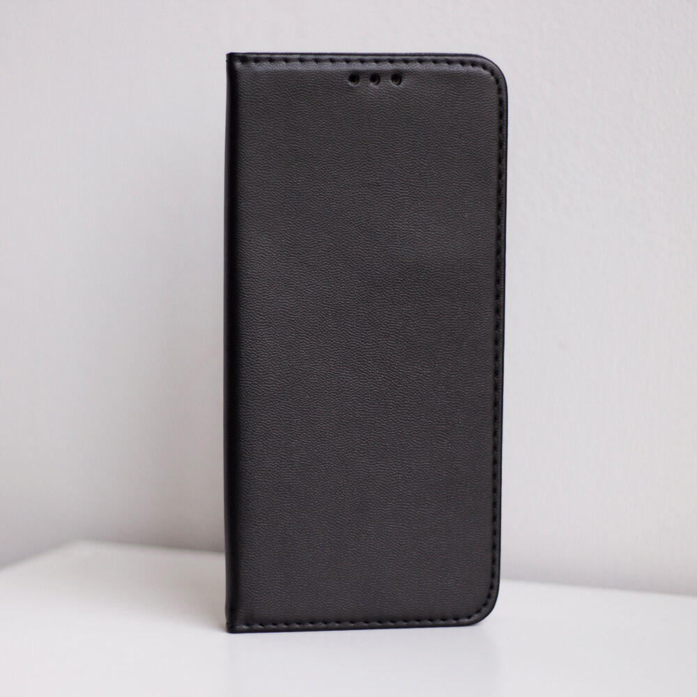 Czarne etui na telefon z klapką, wykonane z materiału o gładkiej fakturze, z trzema otworami na górze.
