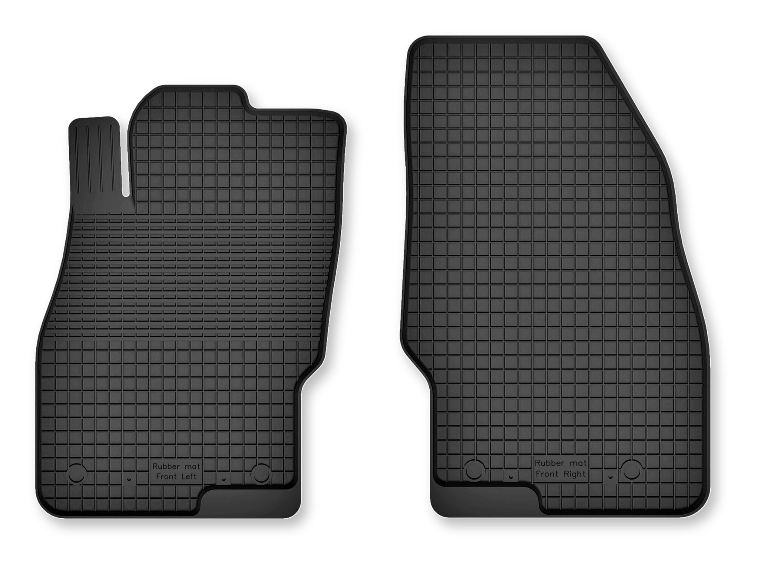 Dwa czarne gumowe dywaniki samochodowe o korytkowej strukturze, z oznaczeniami \'Rubber mat Front Left\' i \'Rubber mat Front Right\'.