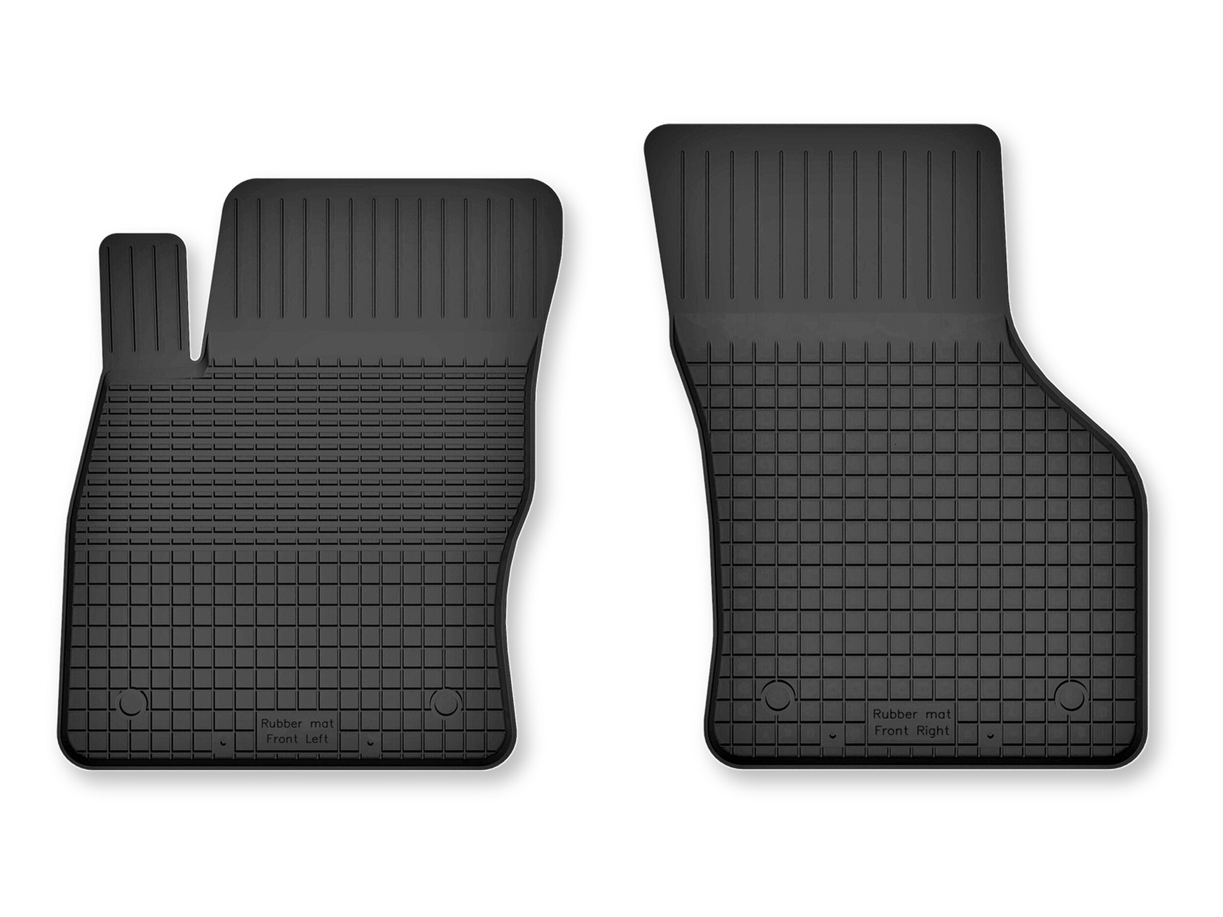 Dwa czarne gumowe dywaniki samochodowe o korytkowej strukturze, z oznaczeniami \'Rubber mat Front Left\' i \'Rubber mat Front Right\'.