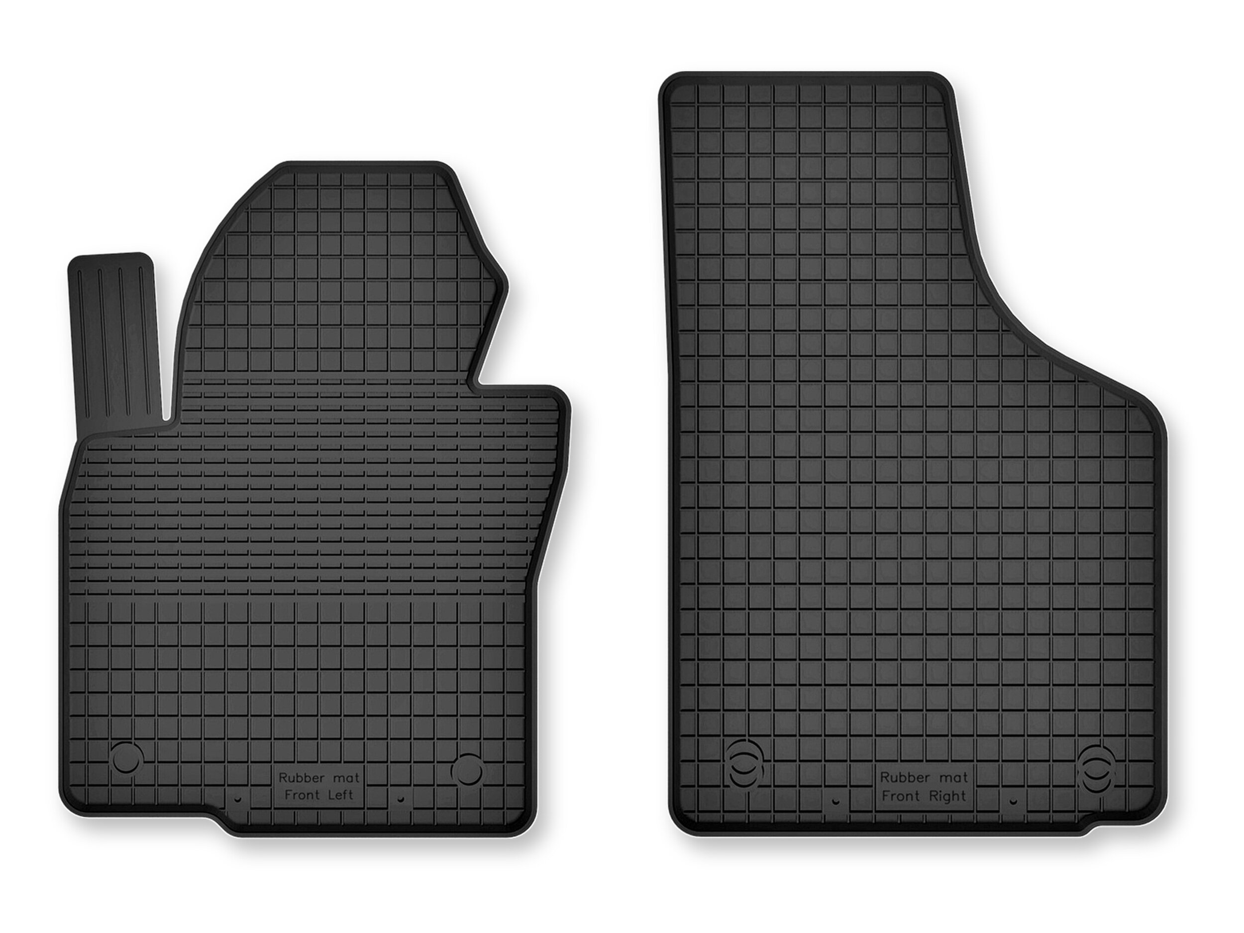 Dwa czarne gumowe dywaniki samochodowe o korytkowej strukturze, z widocznym tekstem \'Rubber mat Front Left\' i \'Rubber mat Front Right\'.