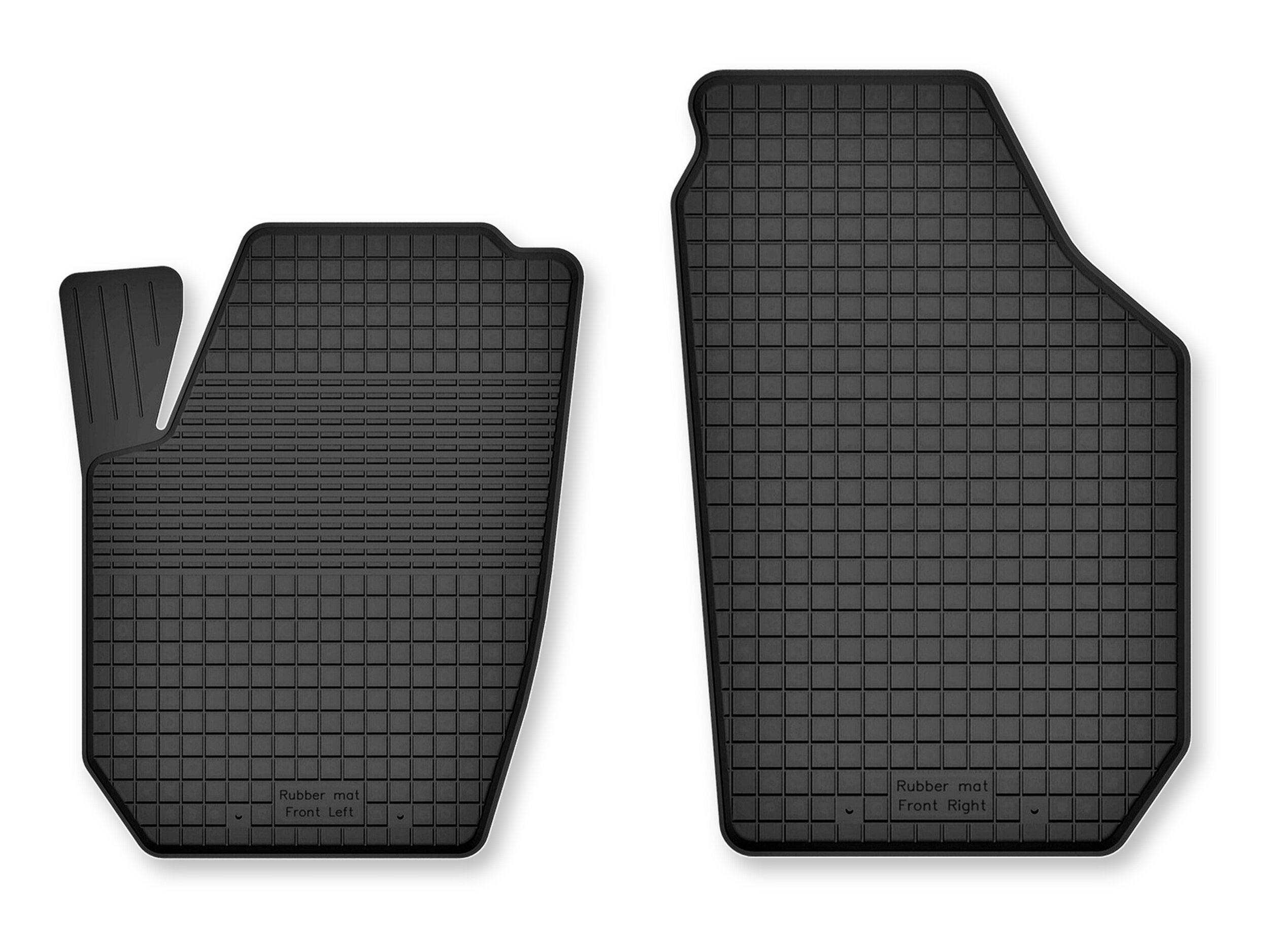 Dwa czarne gumowe dywaniki samochodowe o korytkowej strukturze, z napisami \'Rubber mat Front Left\' i \'Rubber mat Front Right\'.