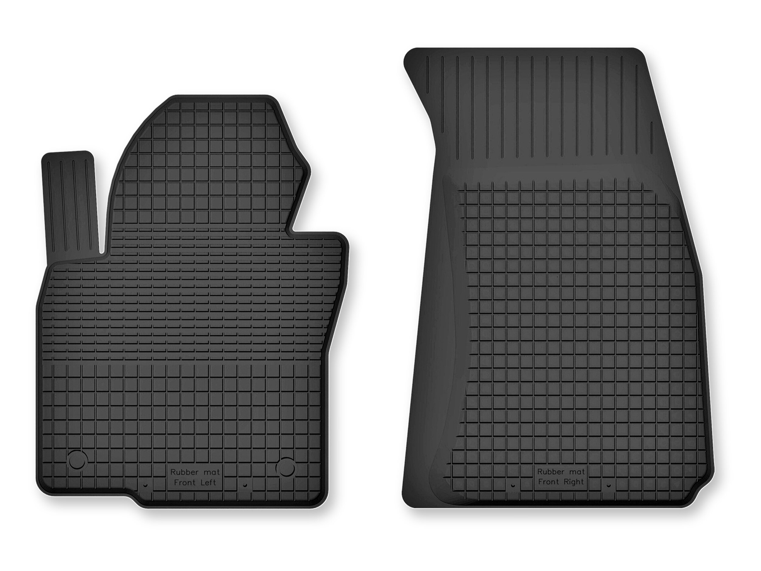 Dwa czarne gumowe dywaniki samochodowe o korytkowej strukturze. Na każdym z nich widoczny jest napis: \'Rubber mat Front Left\' i \'Rubber mat Front Right\'.
