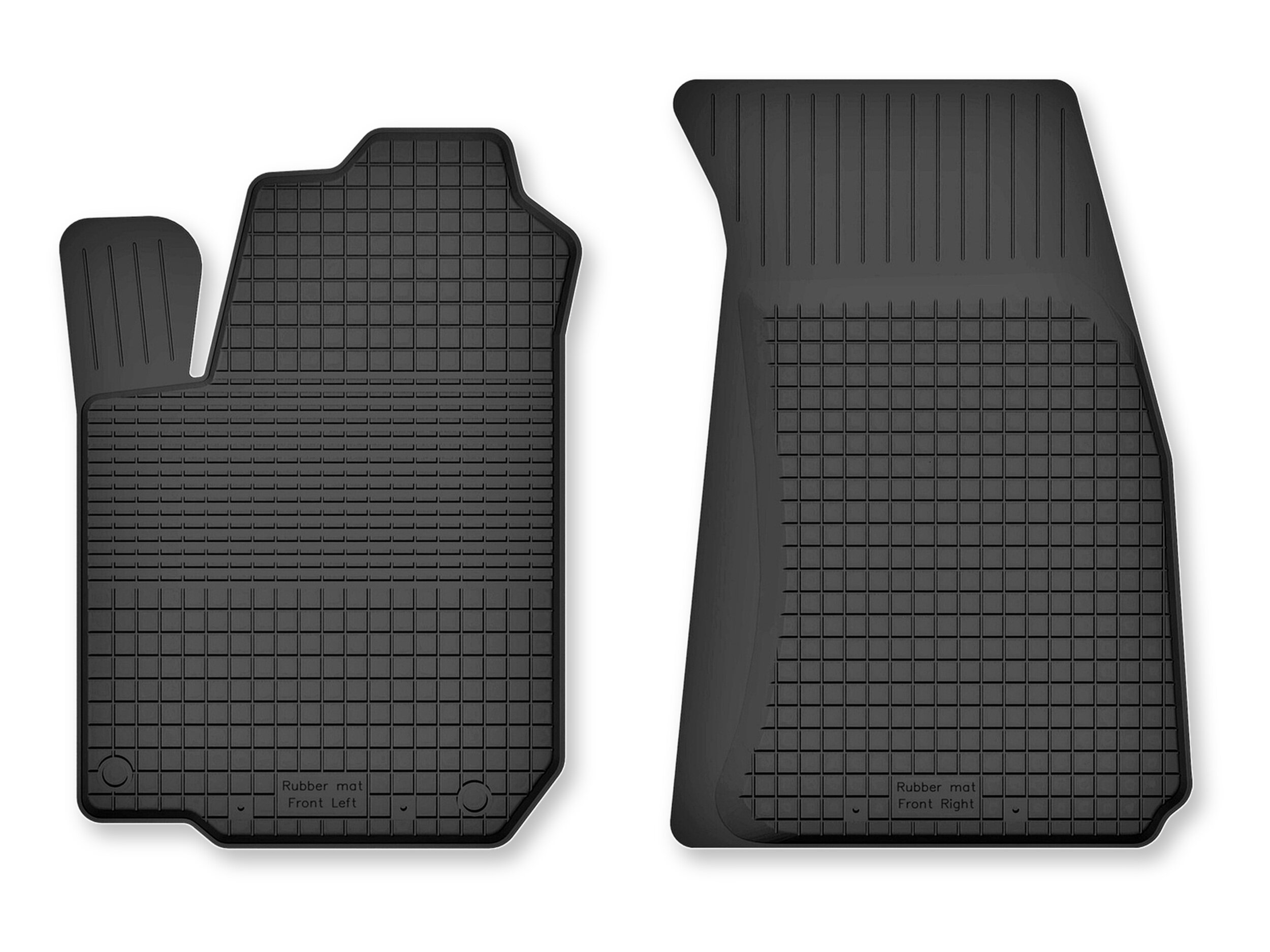 Dwa czarne gumowe dywaniki samochodowe o korytkowej strukturze, z widocznym tekstem: \'Rubber mat front left\' i \'Rubber mat front right\'.