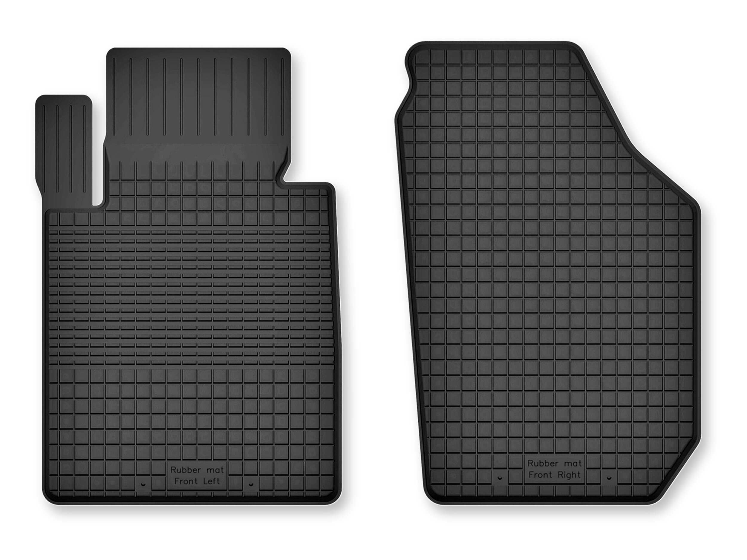 Dwa czarne gumowe dywaniki samochodowe o korytkowej strukturze, z widocznymi napisami \'Rubber mat Front Left\' i \'Rubber mat Front Right\'.