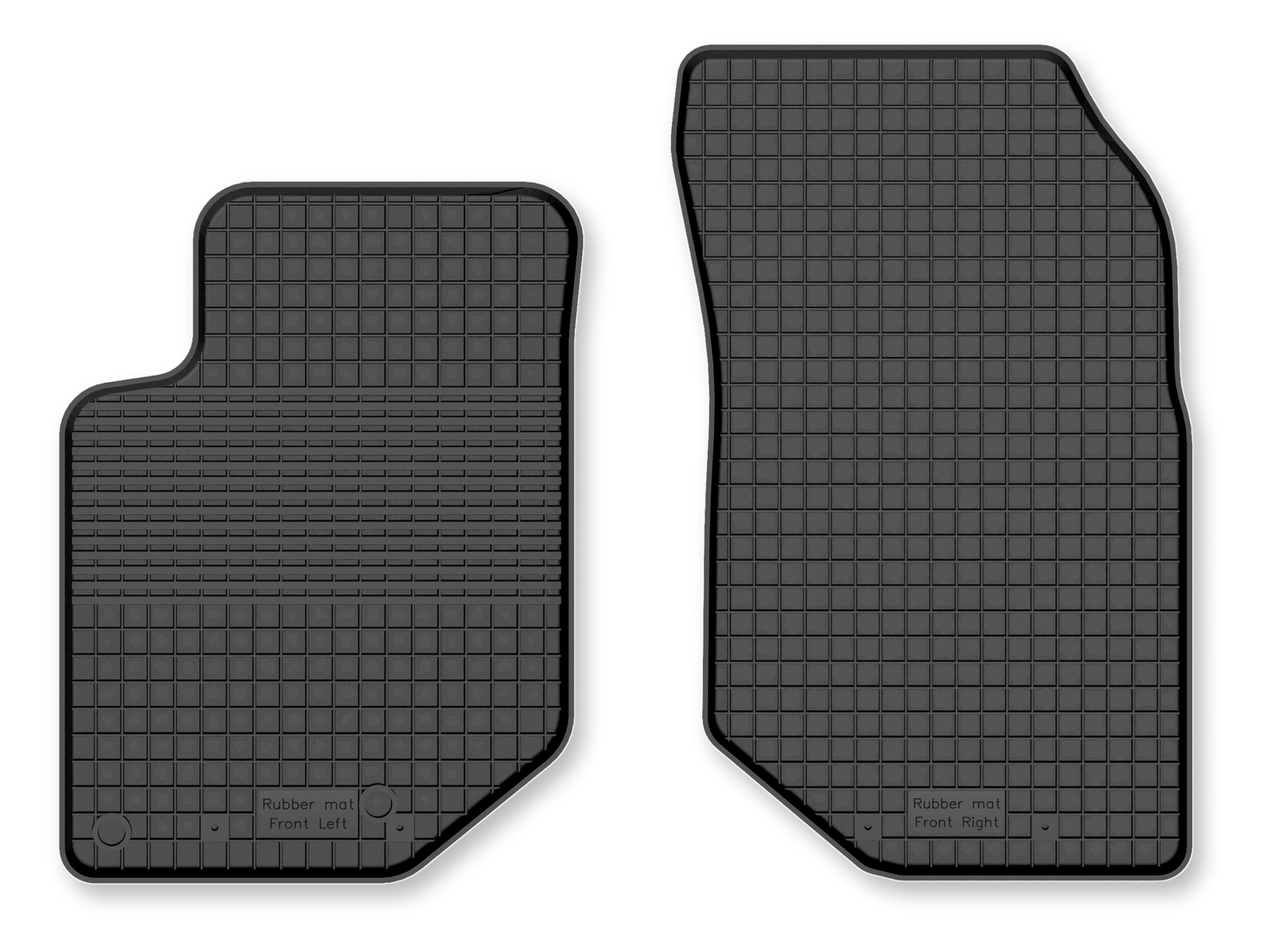 Dwa czarne gumowe dywaniki samochodowe o korytkowej strukturze, z widocznymi napisami \'Rubber mat front left\' i \'Rubber mat front right\'.