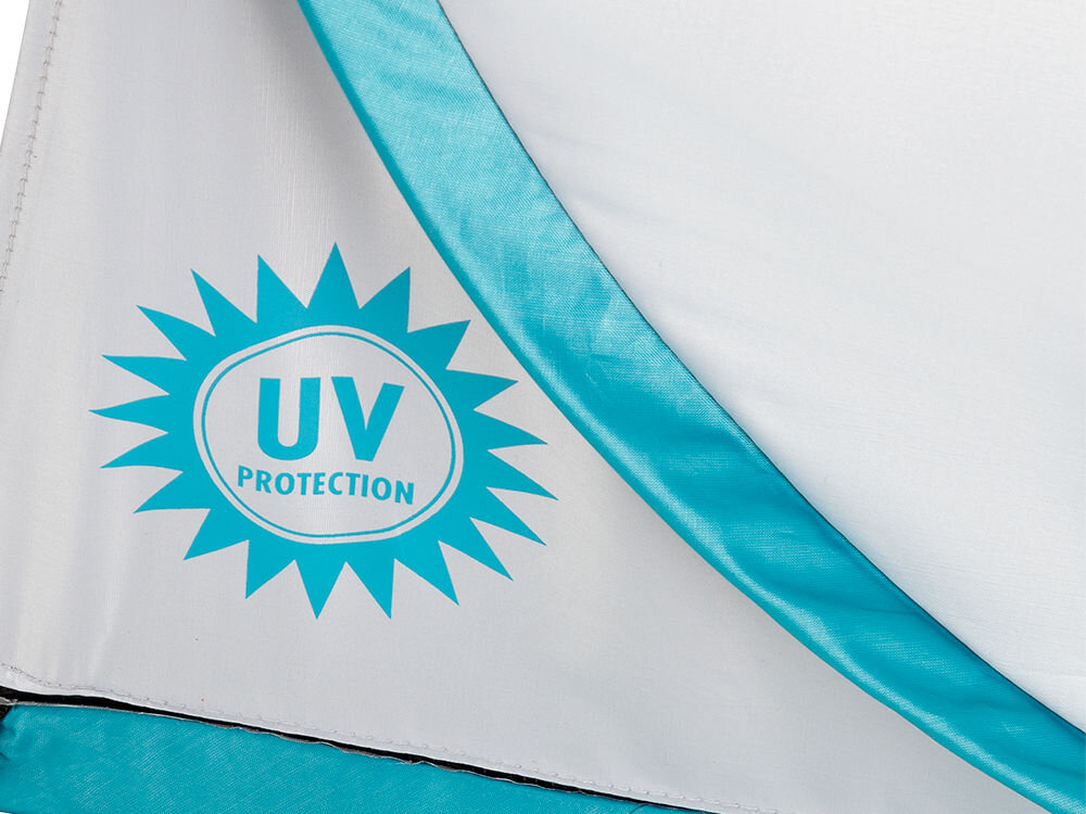 Fragment namiotu w kolorze szaro-turkusowym z widocznym symbolem słońca i napisem \'UV PROTECTION\'.