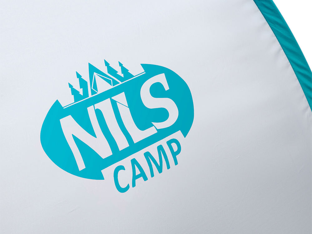 Na obrazie widoczne jest logo \'NILS CAMP\' w kolorze turkusowym na szarym tle. Logo zawiera stylizowany rysunek namiotu i drzew.